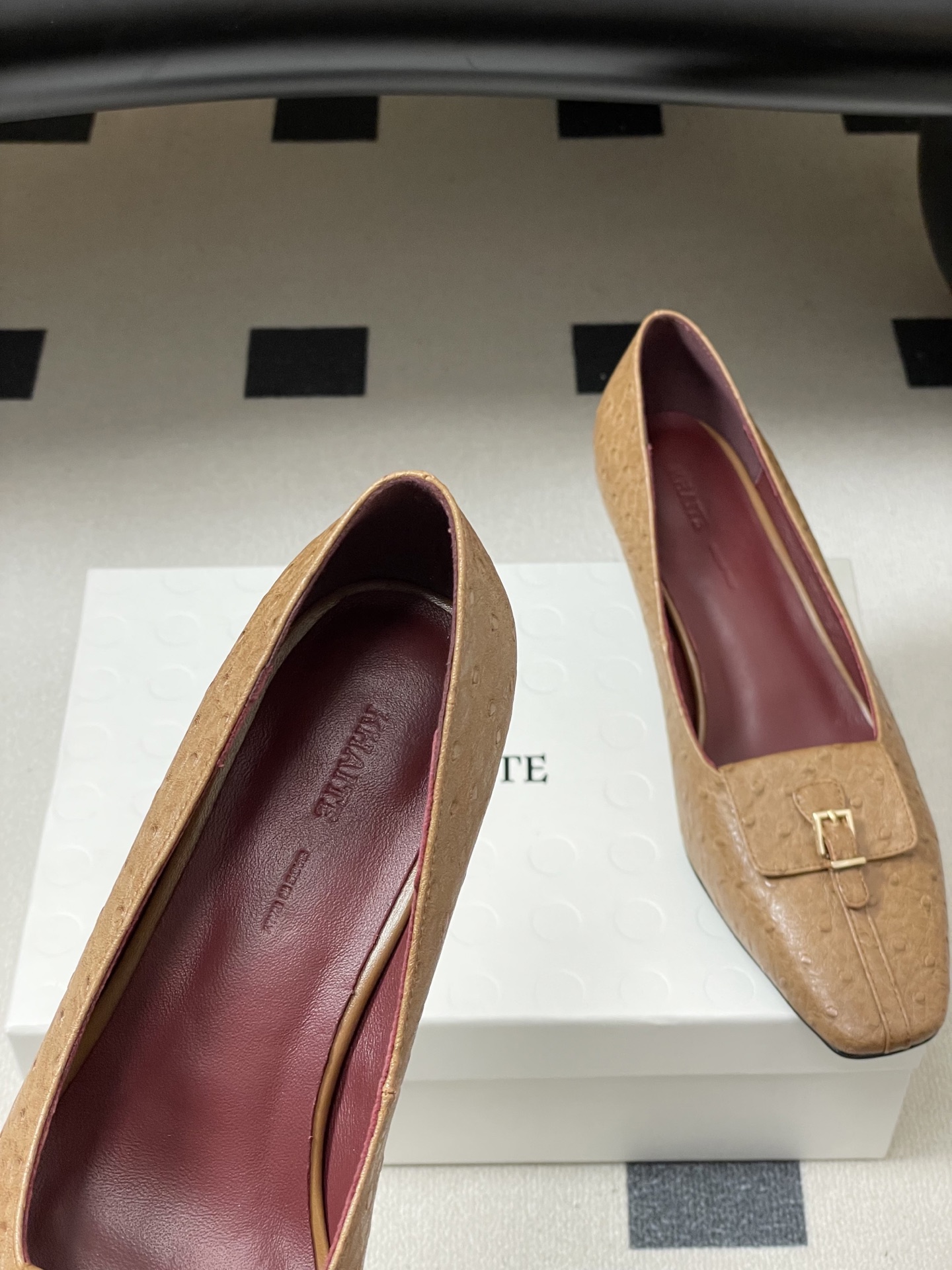 -KHAITE 2026春夏新款 方头锁扣中跟单鞋 个性金属搭扣高跟浅口单鞋以90年代复古鞋款为原型，方