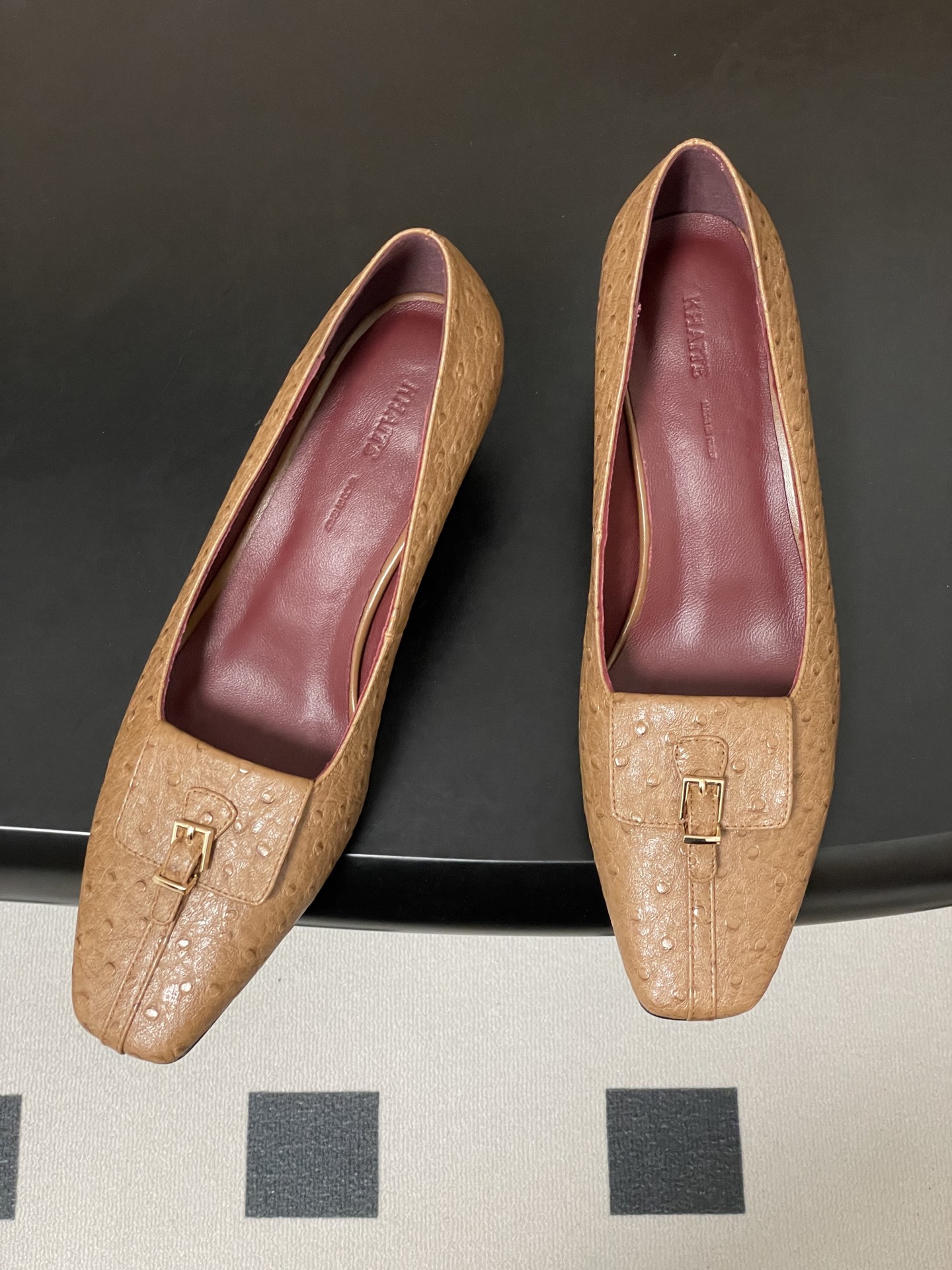 -KHAITE 2026春夏新款 方头锁扣中跟单鞋 个性金属搭扣高跟浅口单鞋以90年代复古鞋款为原型，方