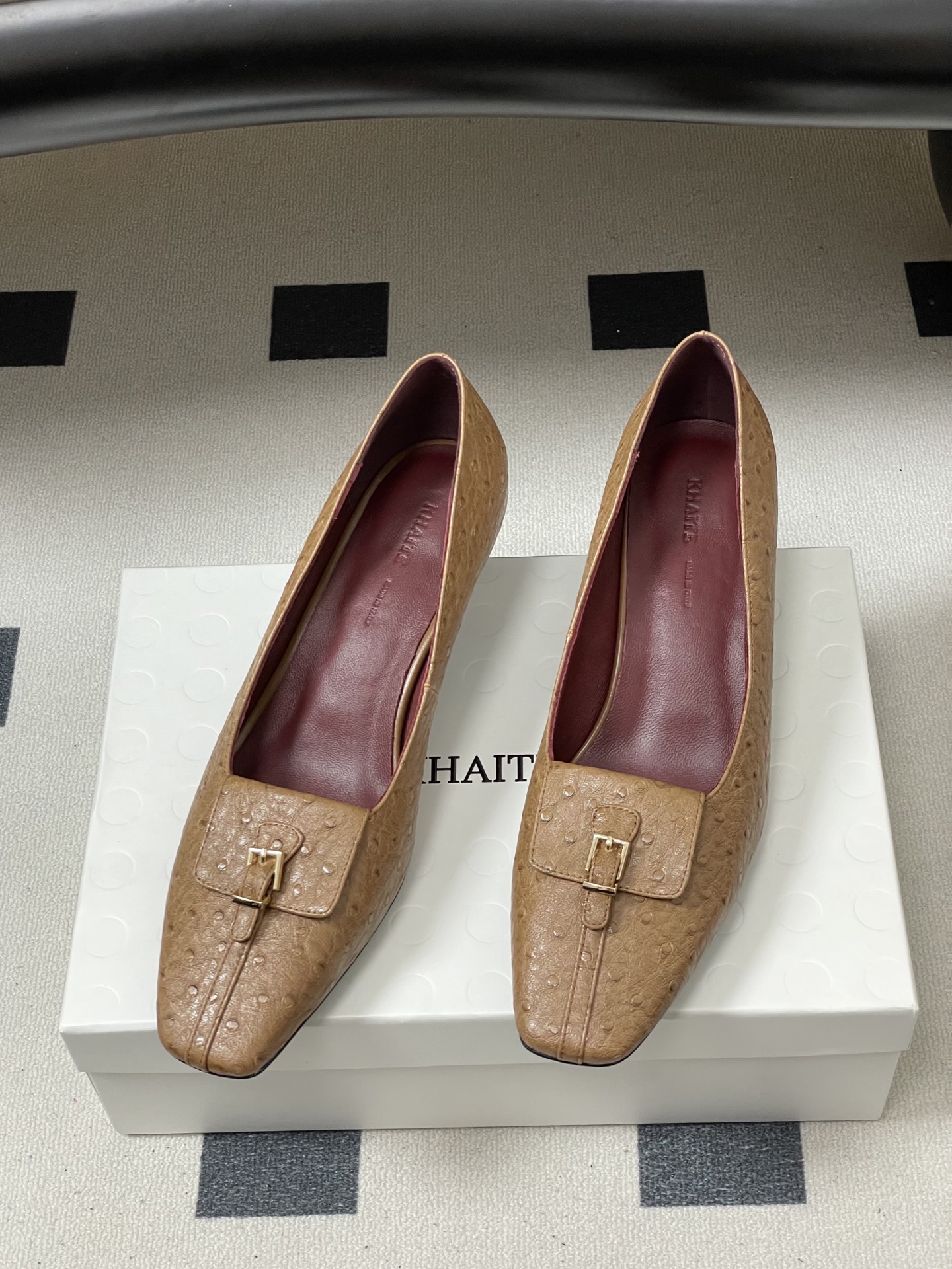 -KHAITE 2026春夏新款 方头锁扣中跟单鞋 个性金属搭扣高跟浅口单鞋以90年代复古鞋款为原型，方