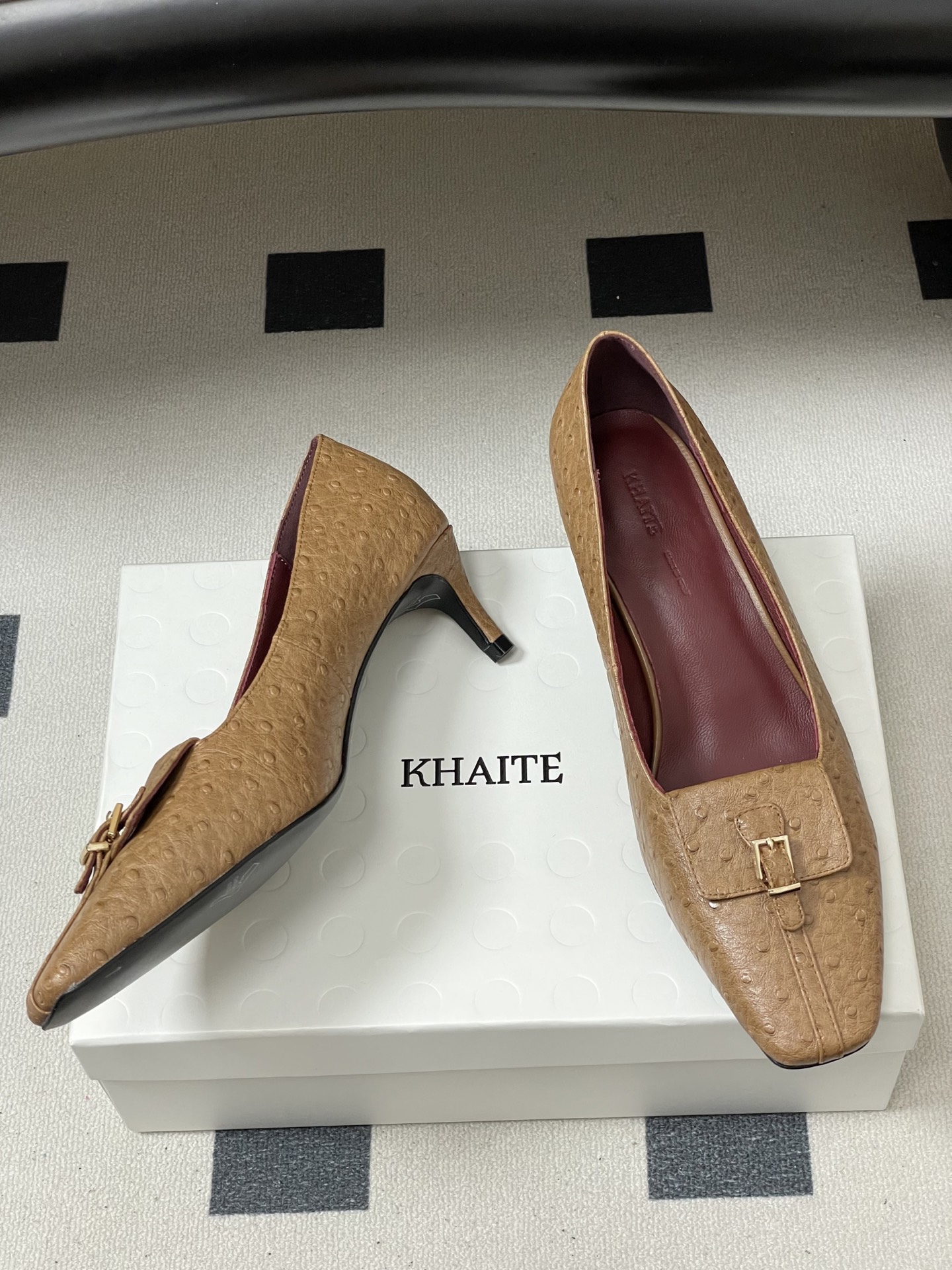 -KHAITE 2026春夏新款 方头锁扣中跟单鞋 个性金属搭扣高跟浅口单鞋以90年代复古鞋款为原型，方