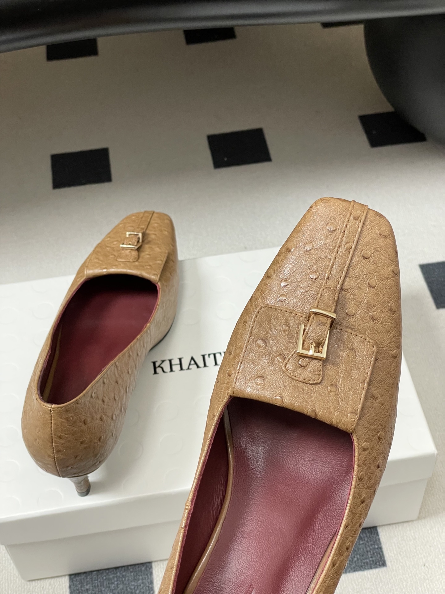 -KHAITE 2026春夏新款 方头锁扣中跟单鞋 个性金属搭扣高跟浅口单鞋以90年代复古鞋款为原型，方