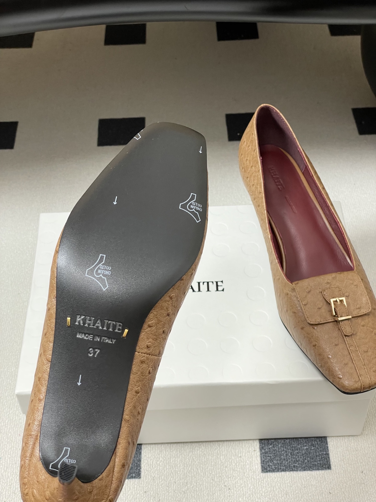 -KHAITE 2026春夏新款 方头锁扣中跟单鞋 个性金属搭扣高跟浅口单鞋以90年代复古鞋款为原型，方