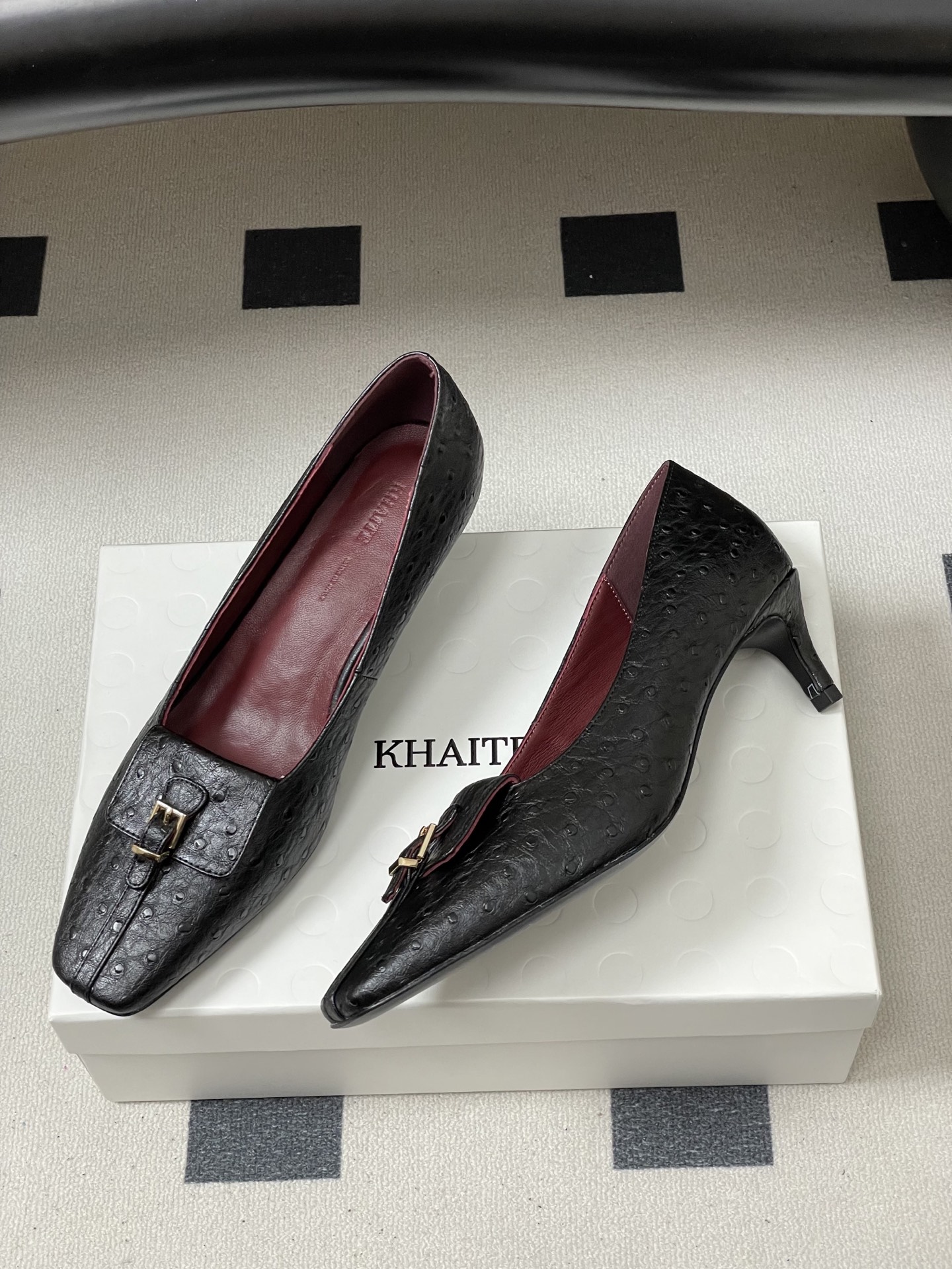 -KHAITE 2026春夏新款 方头锁扣中跟单鞋 个性金属搭扣高跟浅口单鞋以90年代复古鞋款为原型，方