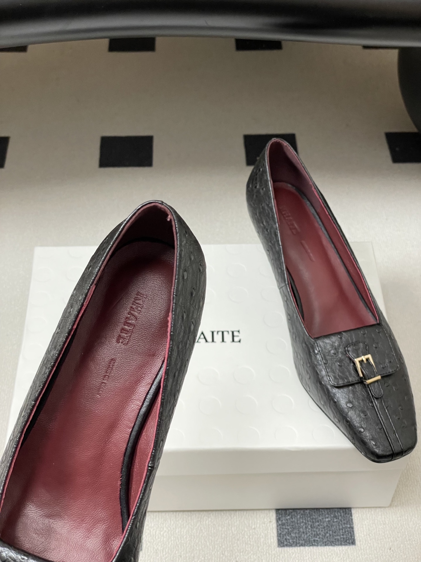 -KHAITE 2026春夏新款 方头锁扣中跟单鞋 个性金属搭扣高跟浅口单鞋以90年代复古鞋款为原型，方