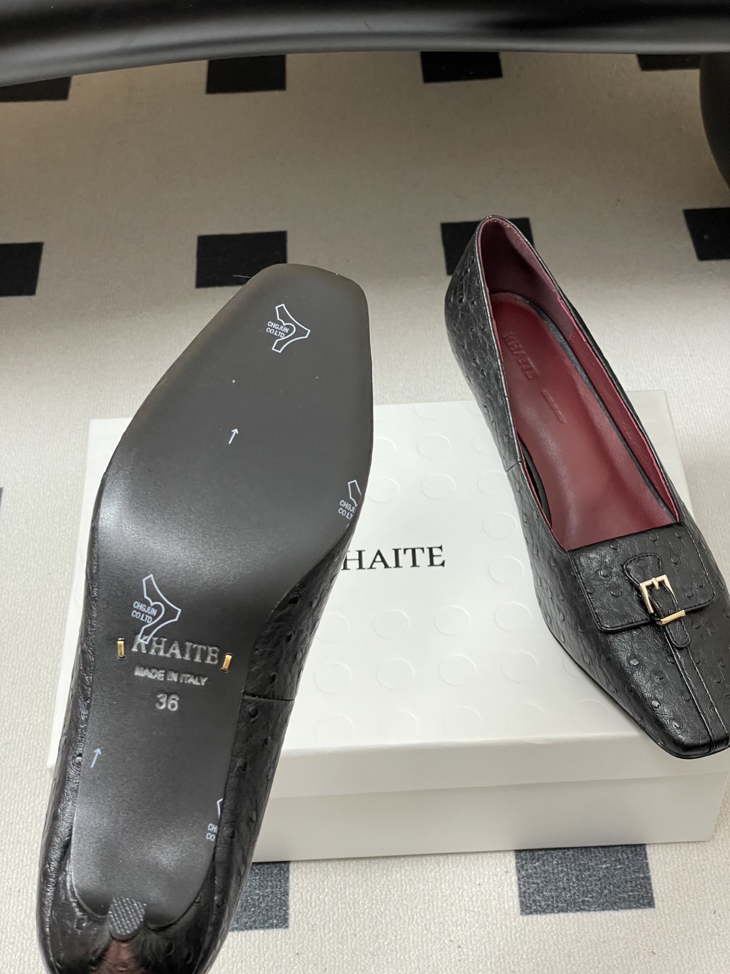 -KHAITE 2026春夏新款 方头锁扣中跟单鞋 个性金属搭扣高跟浅口单鞋以90年代复古鞋款为原型，方