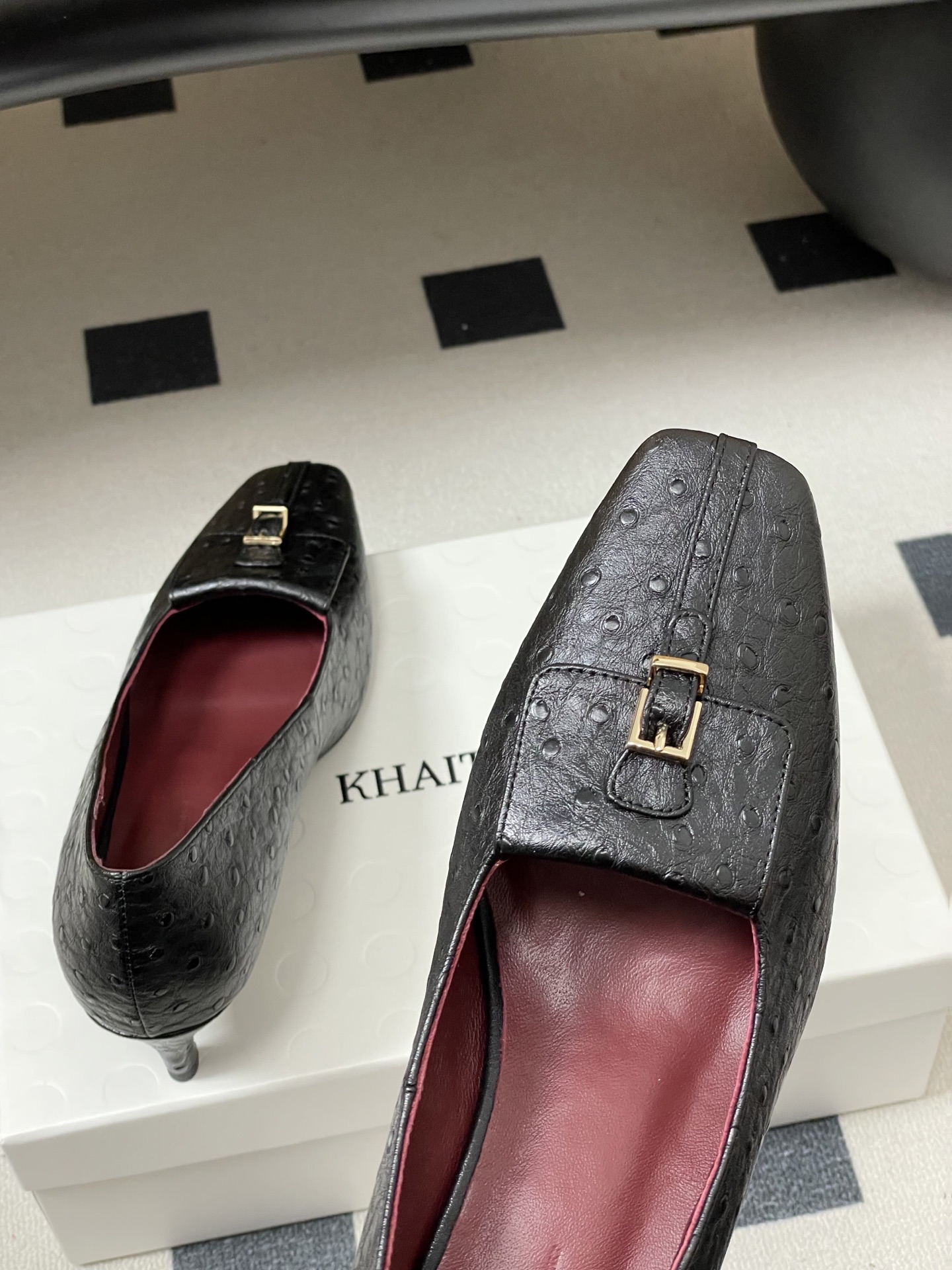 -KHAITE 2026春夏新款 方头锁扣中跟单鞋 个性金属搭扣高跟浅口单鞋以90年代复古鞋款为原型，方