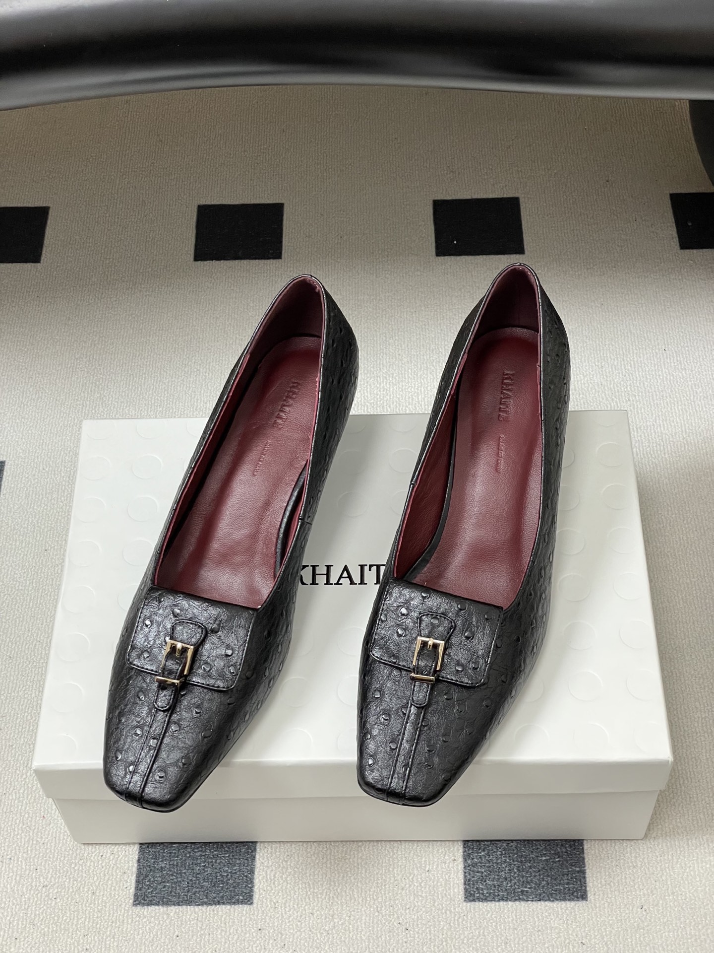 -KHAITE 2026春夏新款 方头锁扣中跟单鞋 个性金属搭扣高跟浅口单鞋以90年代复古鞋款为原型，方