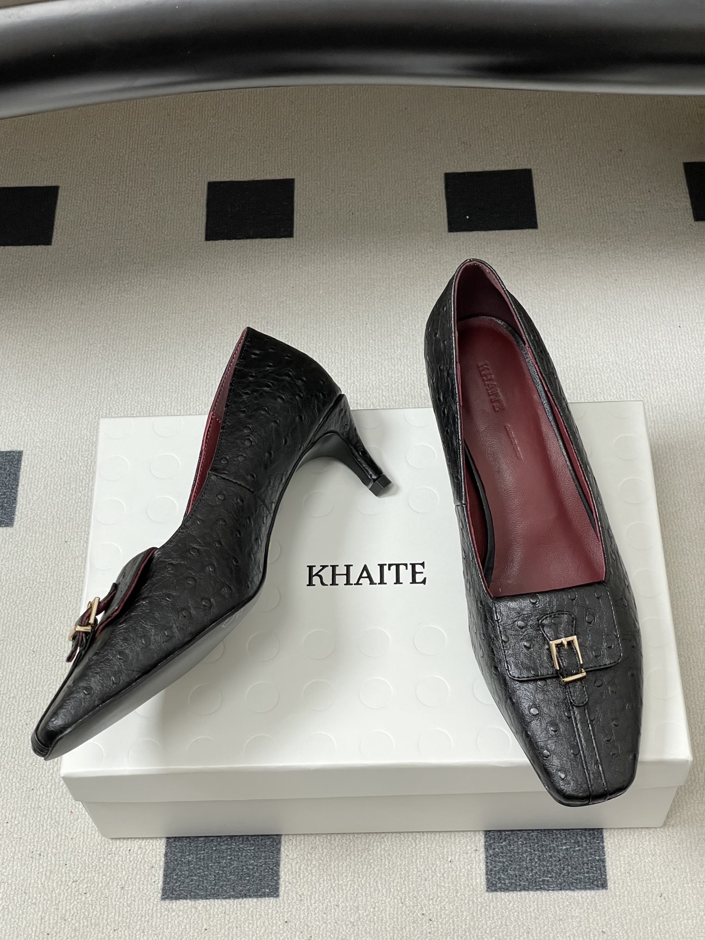 -KHAITE 2026春夏新款 方头锁扣中跟单鞋 个性金属搭扣高跟浅口单鞋以90年代复古鞋款为原型，方