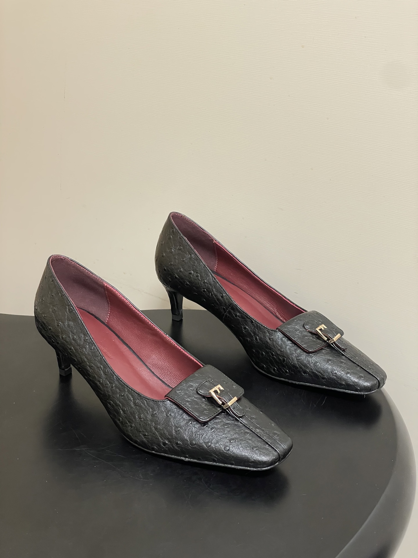 -KHAITE 2026春夏新款 方头锁扣中跟单鞋 个性金属搭扣高跟浅口单鞋以90年代复古鞋款为原型，方