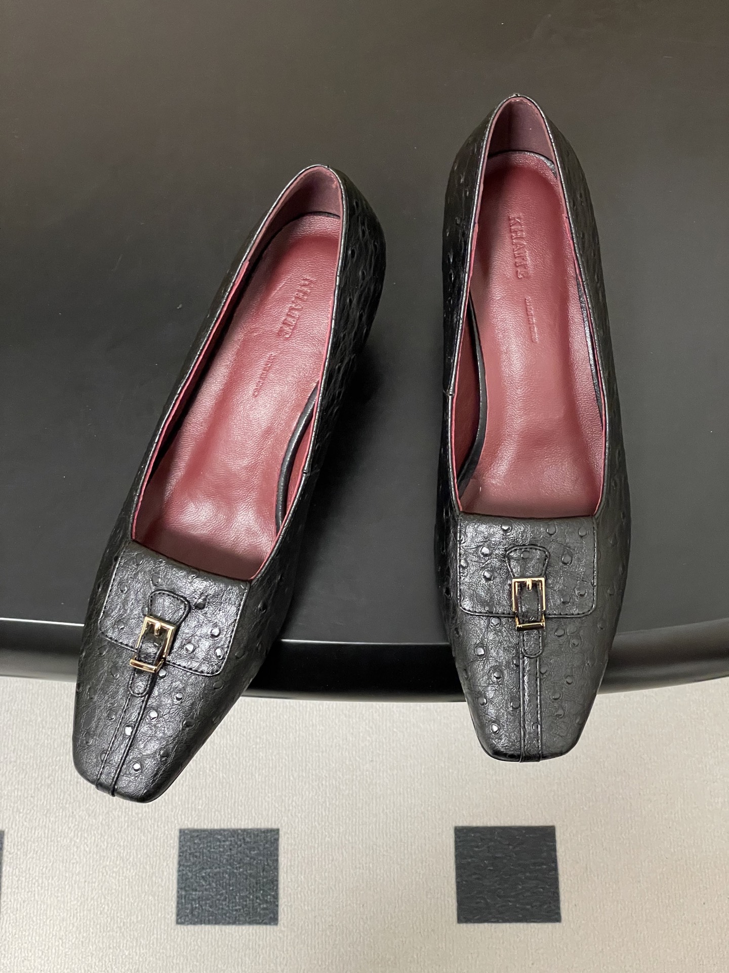 -KHAITE 2026春夏新款 方头锁扣中跟单鞋 个性金属搭扣高跟浅口单鞋以90年代复古鞋款为原型，方