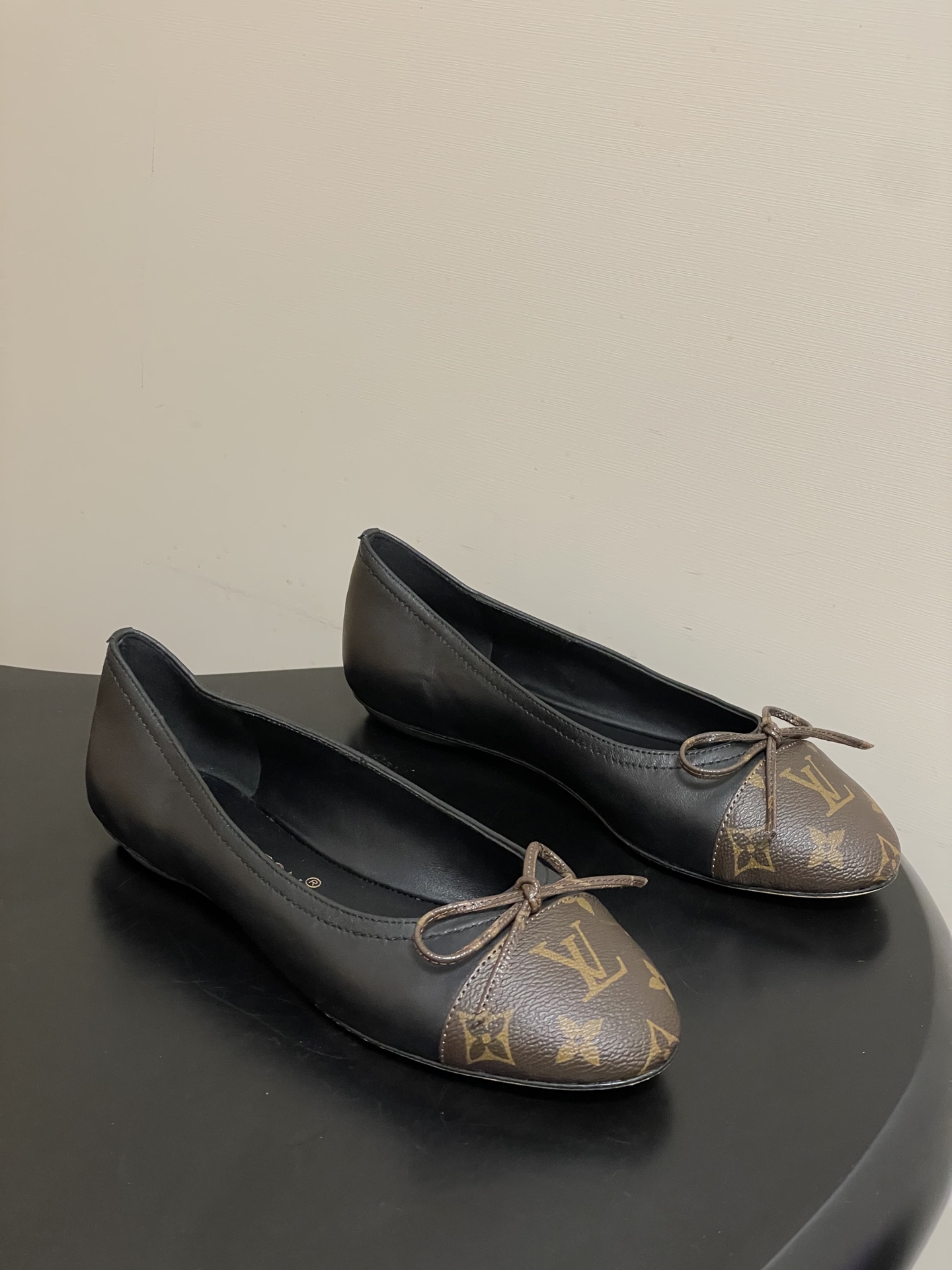 NO:760926,- 26Ss Spring New Louis Vuitton LV Presbyopic Ballet Shoes Bow Color Block Flat Shoes Denim Denim Boat Shoes These Darling ballet flats are made of colorful Monogram Multicolore canvas to pay tribute to the renewed collaboration between Louis Vuitton and Japanese artist Takashi Murakami. The classic round toe ballet shoes are embellished with leather trims and bows, and the soft leather soles complete the easy-to-match structure. Customized denim/sheepskin/presbyopia leather uppers  Sheepskin lining, Italian genuine leather outsole, size 35-39 (40.41 custom-made, non-returnable), ballet shoes, louis vuitton, louis vuitton, louis vuitton, flats, sheepskin, Leather soles19860909- 26Ss春季新款Louis Vuitton LV 老花芭蕾舞鞋蝴蝶结拼色平底单鞋丹宁牛仔布船鞋 本款Darling芭蕾平底鞋采用缤纷Monogram Multicolore帆布,致敬路易威登和日本艺术家村上隆的再度携手.经典圆头芭蕾舞鞋点缀皮 革饰边和蝴蝶结,柔软皮革鞋底完善易搭构型. 鞋面定制丹宁布/羊皮/老花皮 内里垫脚羊皮 鞋底意大利真皮大底 码数35-39（40.41定做不退换）,芭蕾舞鞋,louis vuitton,louis vuitton,louis vuitton,flats,sheepskin,Leather soles,Women's Shoes