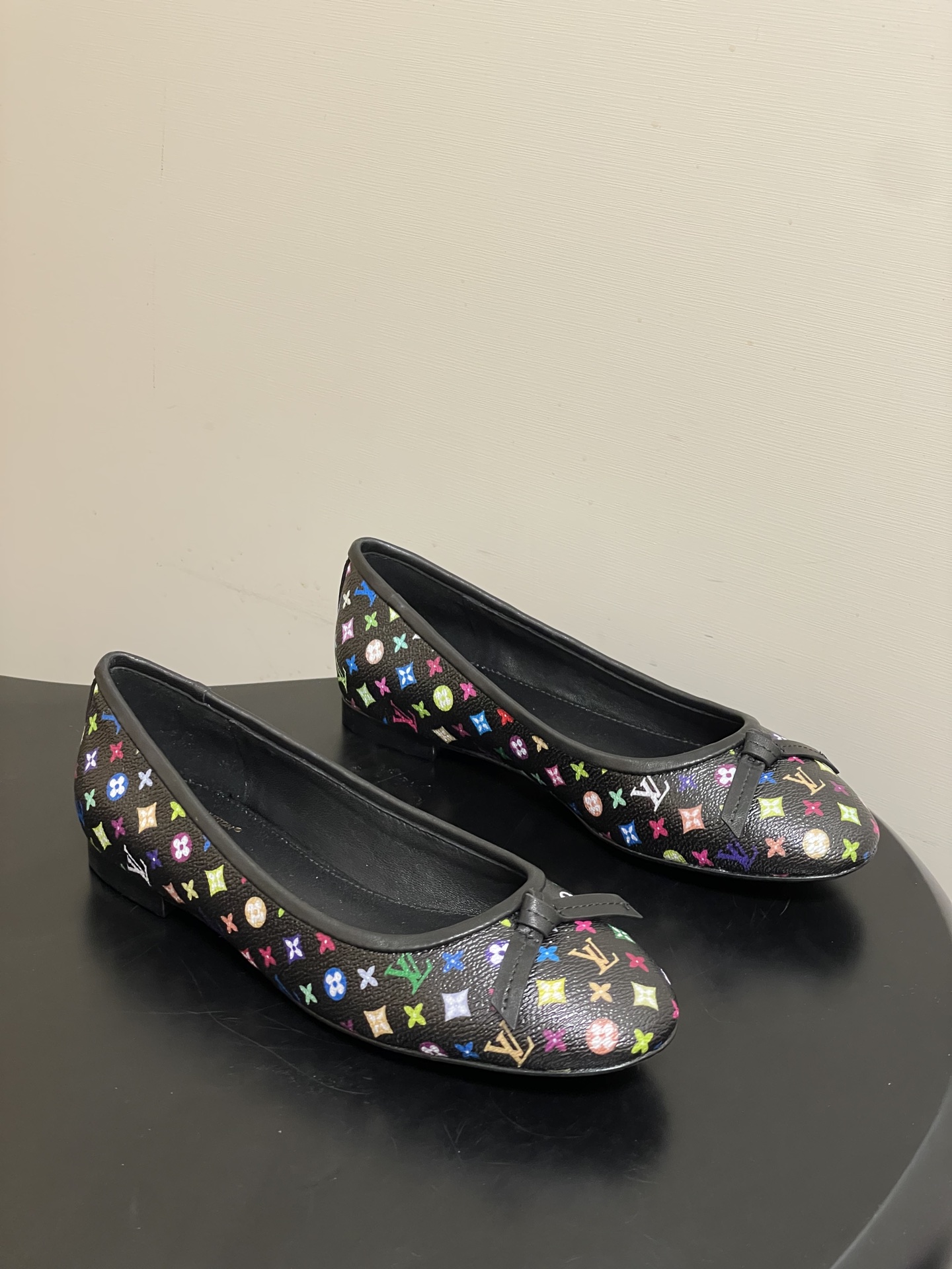 NO:760934,- 26Ss spring new Louis Vuitton LV  The upper is custom-made old flower leather/sheepskin/fine sheepskin, the lining is sheepskin, the sole is Italian leather outsole, size 35-39 (40.41.42 custom-made, non-returnable), ballet shoes, louis vuitton, louis vuitton, louis vuitton, flats, sheepskin, sheep, chamois leather, Leather soles19860909- 26Ss春季新款Louis Vuitton LV X TM DARLING 村上隆联名老花芭蕾舞鞋蝴蝶结拼色平底单鞋经典三彩/麂皮绒面船鞋 本款Darling芭蕾平底鞋采用缤纷Monogram Multicolore帆布,致敬路易威登和日本艺术家村上隆的再度携手.经典圆头芭蕾舞鞋点缀皮 革饰边和蝴蝶结,柔软皮革鞋底完善易搭构型. 鞋面定制老花皮/羊皮/细腻羊猄皮 内里垫脚羊皮 鞋底意大利真皮大底 码数35-39（40.41.42定做不退换）,芭蕾舞鞋,louis vuitton,louis vuitton,louis vuitton,flats,sheepskin,sheep,chamois leather,Leather soles,Women's Shoes