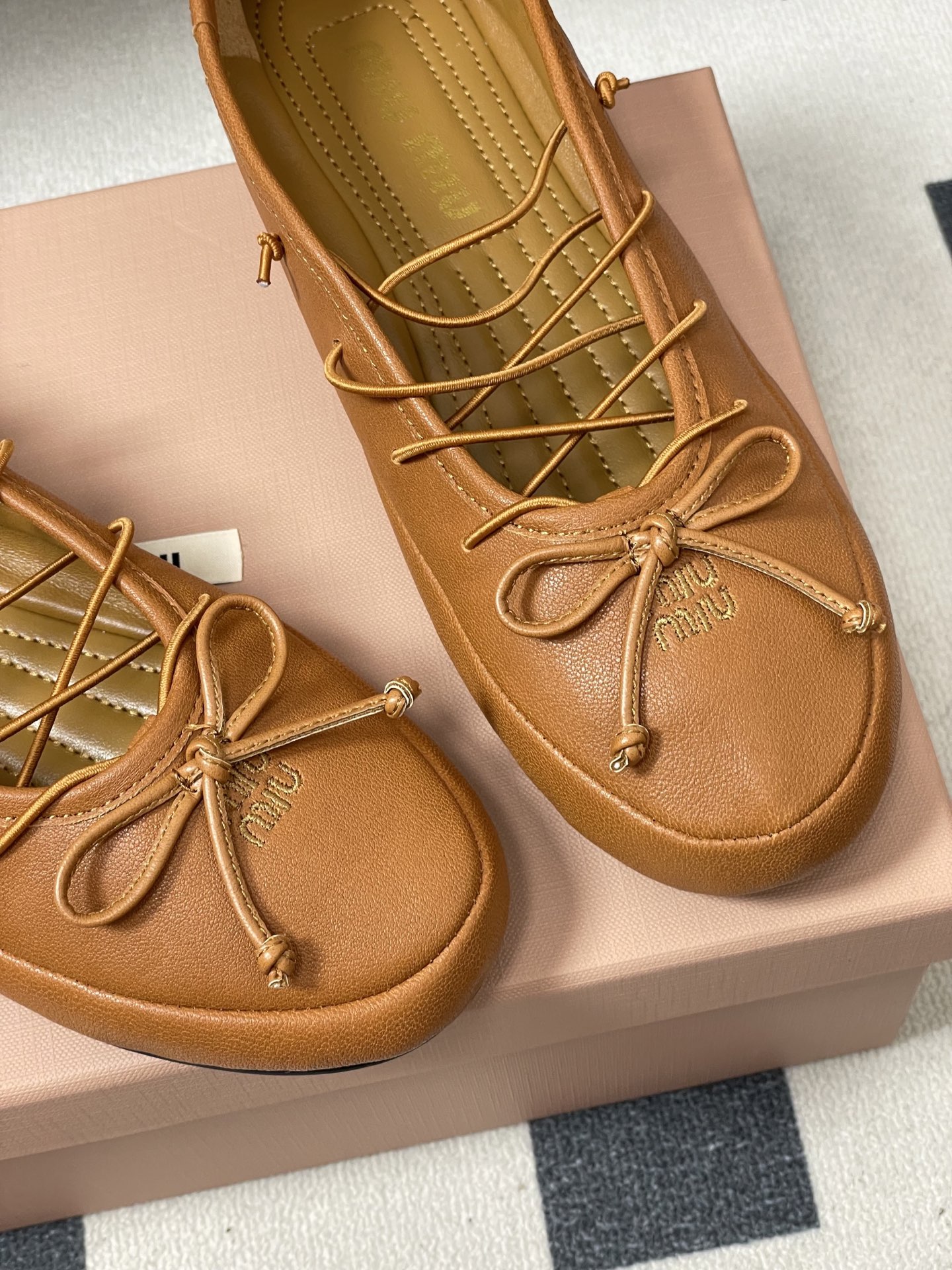 -26ss春夏新款MIUMIU 缪缪 圆头蝴蝶结芭蕾舞鞋学院风复古绑带平底超软休闲单鞋Miu Miu芭蕾