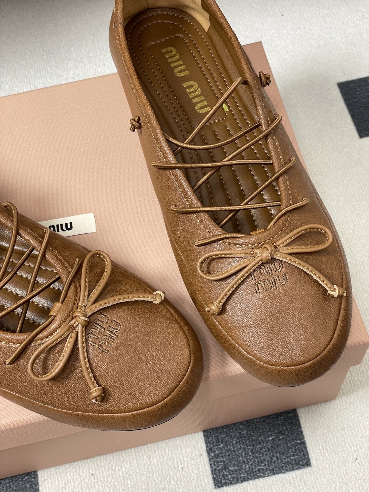 -26ss春夏新款MIUMIU 缪缪 圆头蝴蝶结芭蕾舞鞋学院风复古绑带平底超软休闲单鞋Miu Miu芭蕾