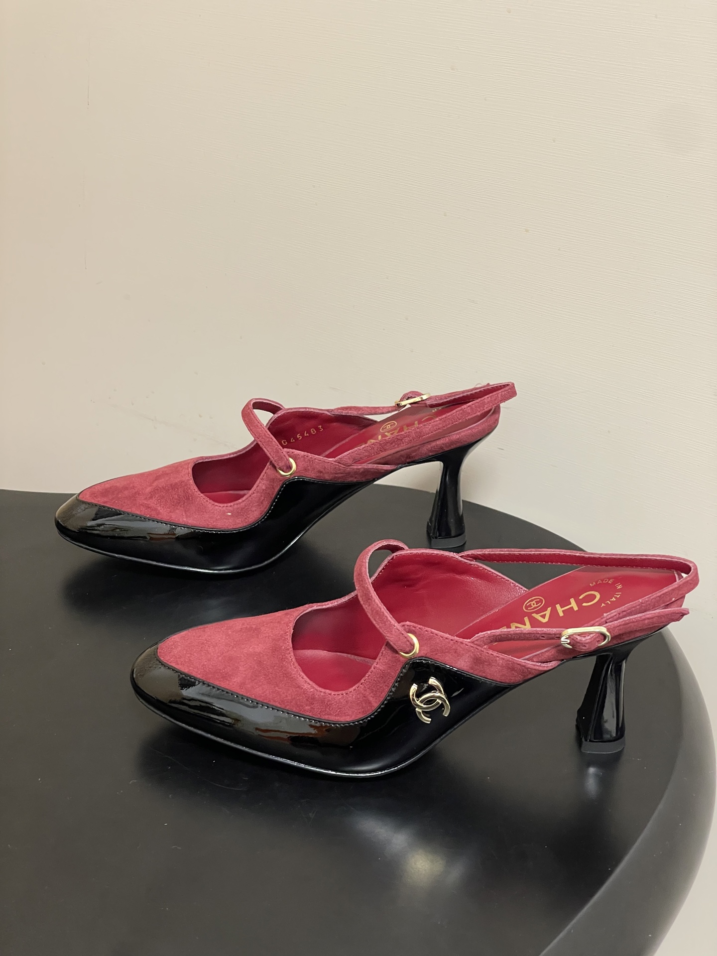 -Chanel 香奈儿2026春夏新款 小香走秀款经典双C扣后空凉鞋圆头拼色高跟凉鞋采用了经典且优雅的设