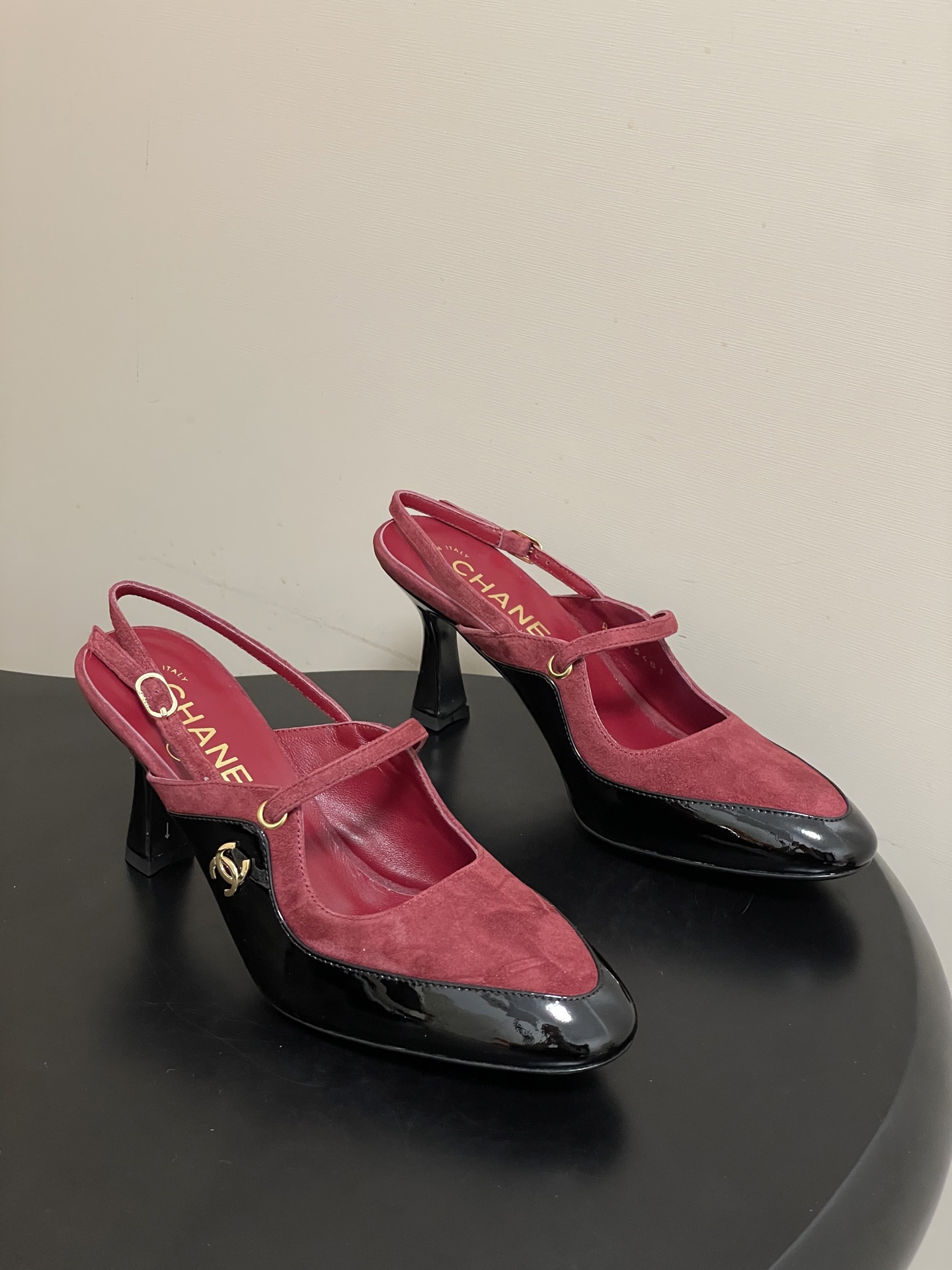 -Chanel 香奈儿2026春夏新款 小香走秀款经典双C扣后空凉鞋圆头拼色高跟凉鞋采用了经典且优雅的设