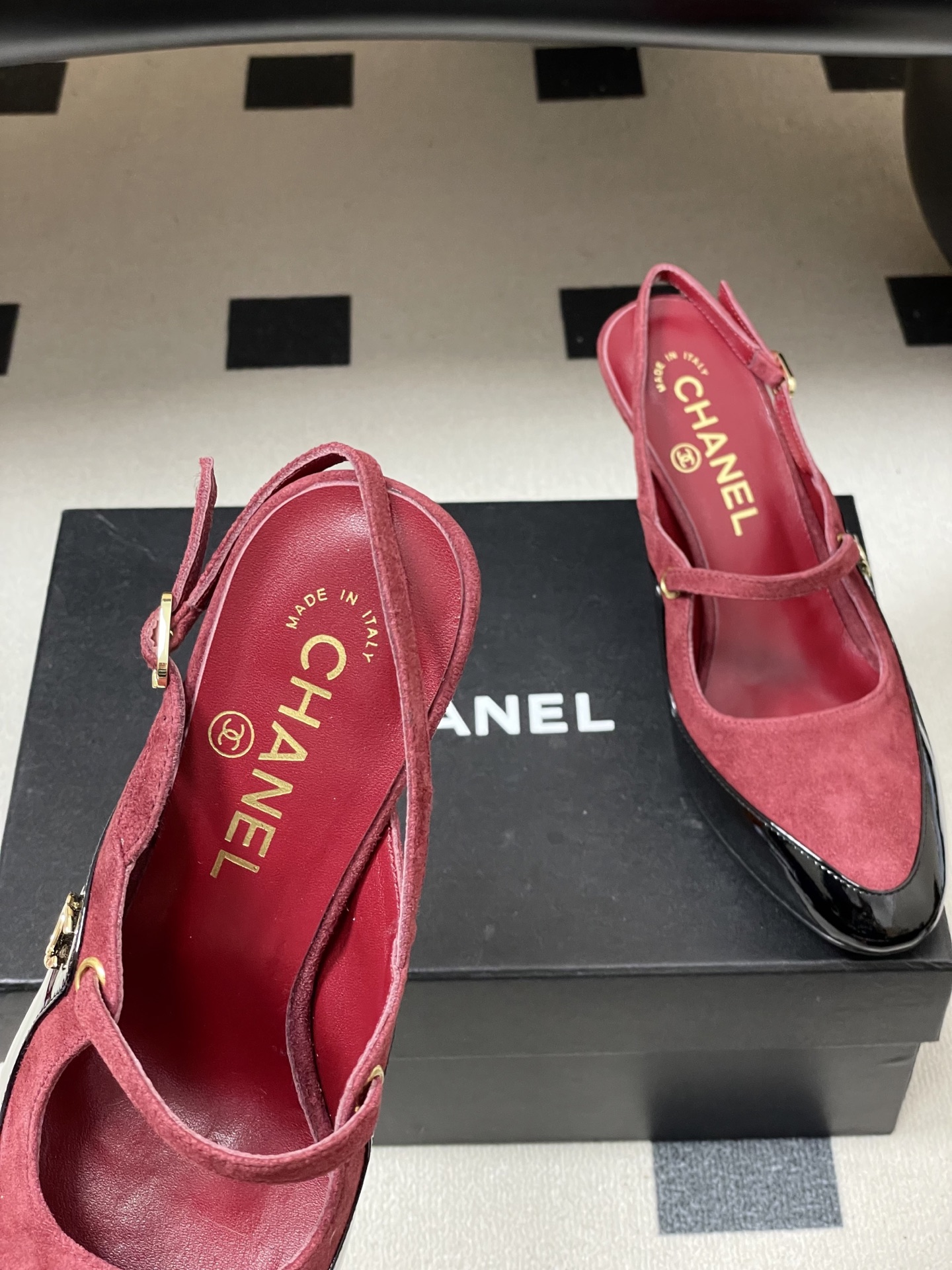 -Chanel 香奈儿2026春夏新款 小香走秀款经典双C扣后空凉鞋圆头拼色高跟凉鞋采用了经典且优雅的设