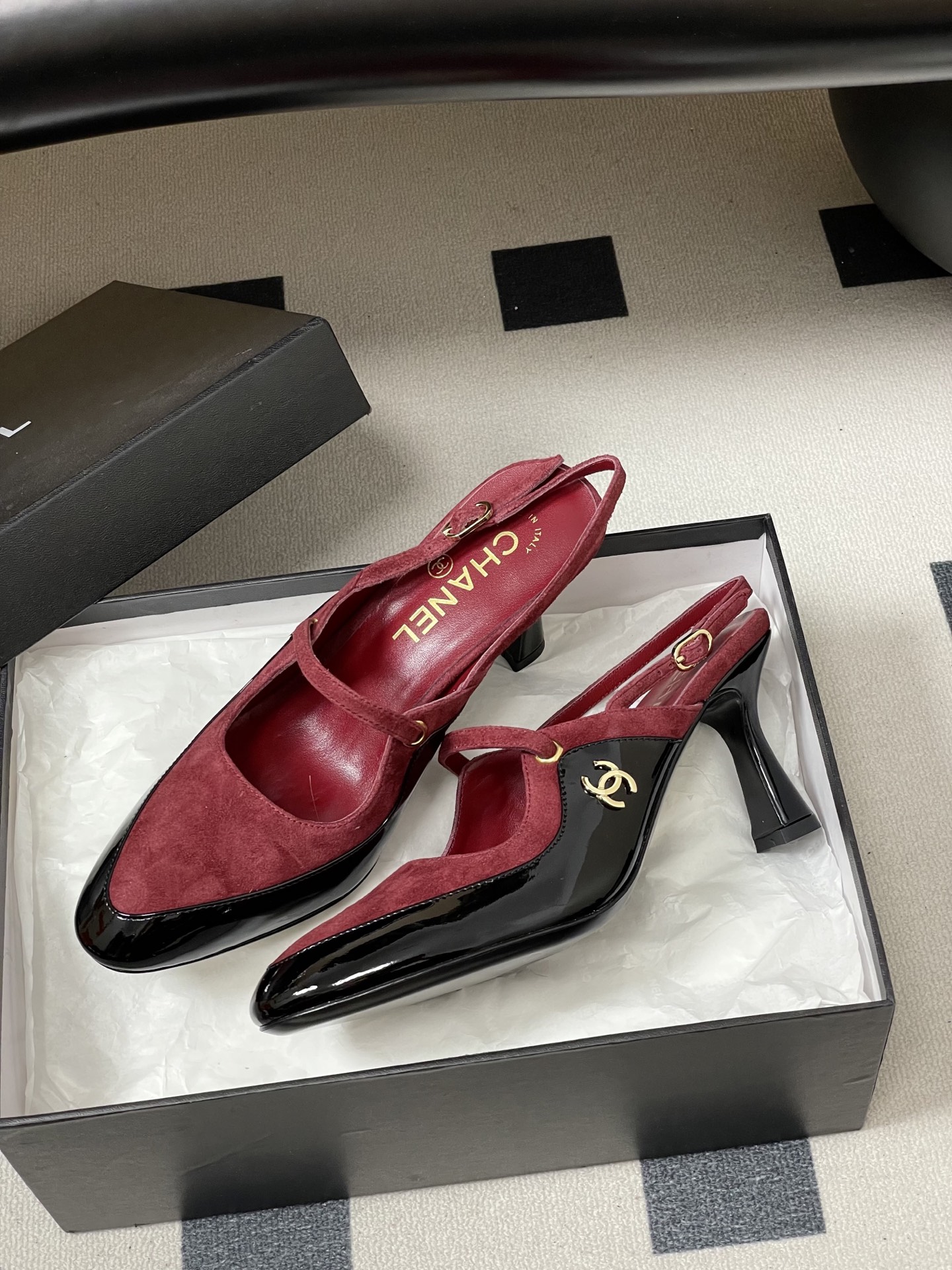 -Chanel 香奈儿2026春夏新款 小香走秀款经典双C扣后空凉鞋圆头拼色高跟凉鞋采用了经典且优雅的设