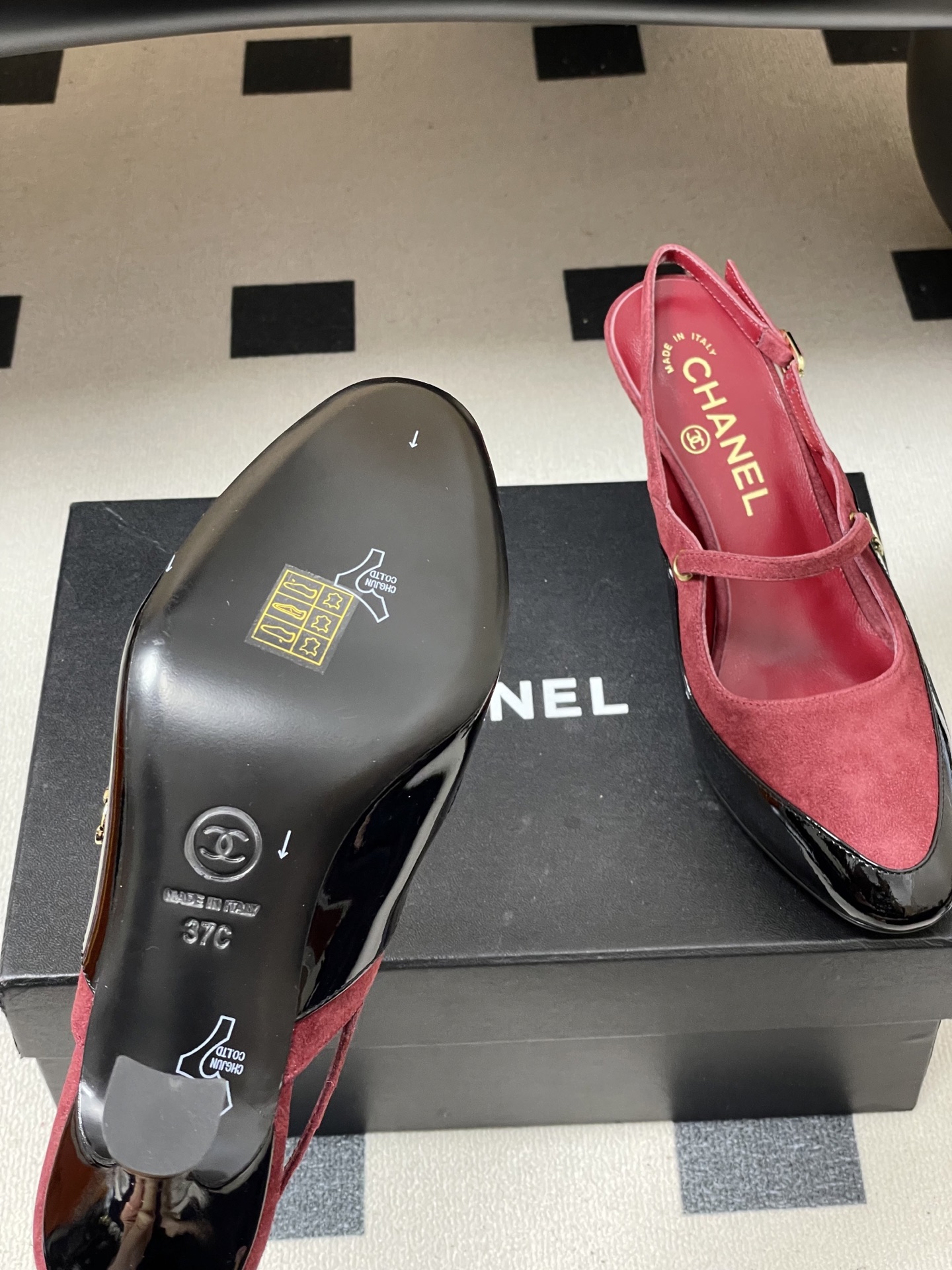 -Chanel 香奈儿2026春夏新款 小香走秀款经典双C扣后空凉鞋圆头拼色高跟凉鞋采用了经典且优雅的设