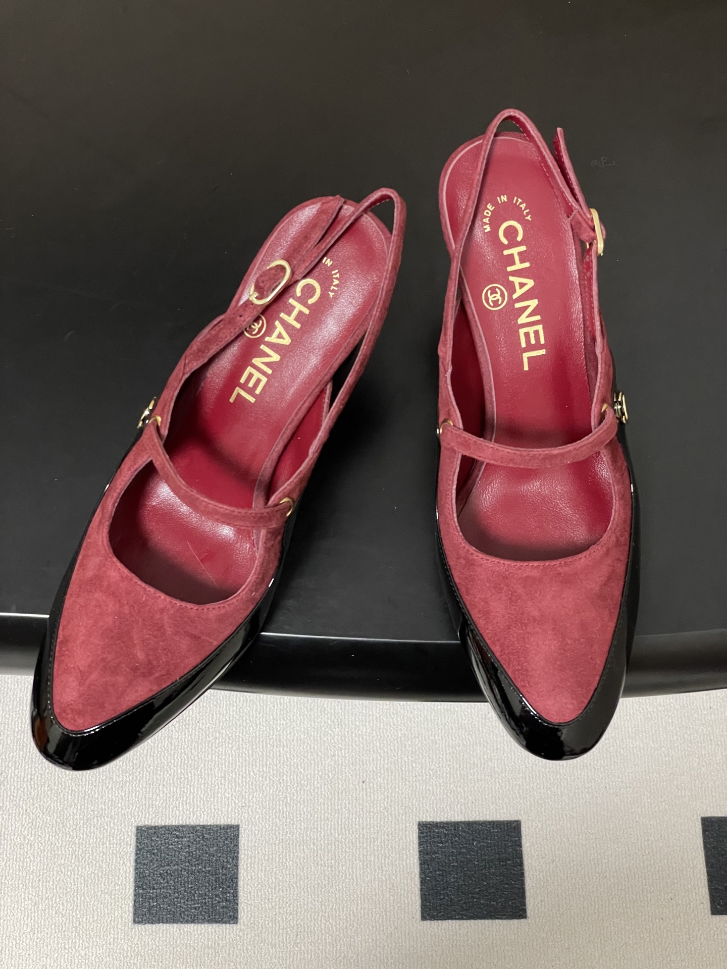 -Chanel 香奈儿2026春夏新款 小香走秀款经典双C扣后空凉鞋圆头拼色高跟凉鞋采用了经典且优雅的设