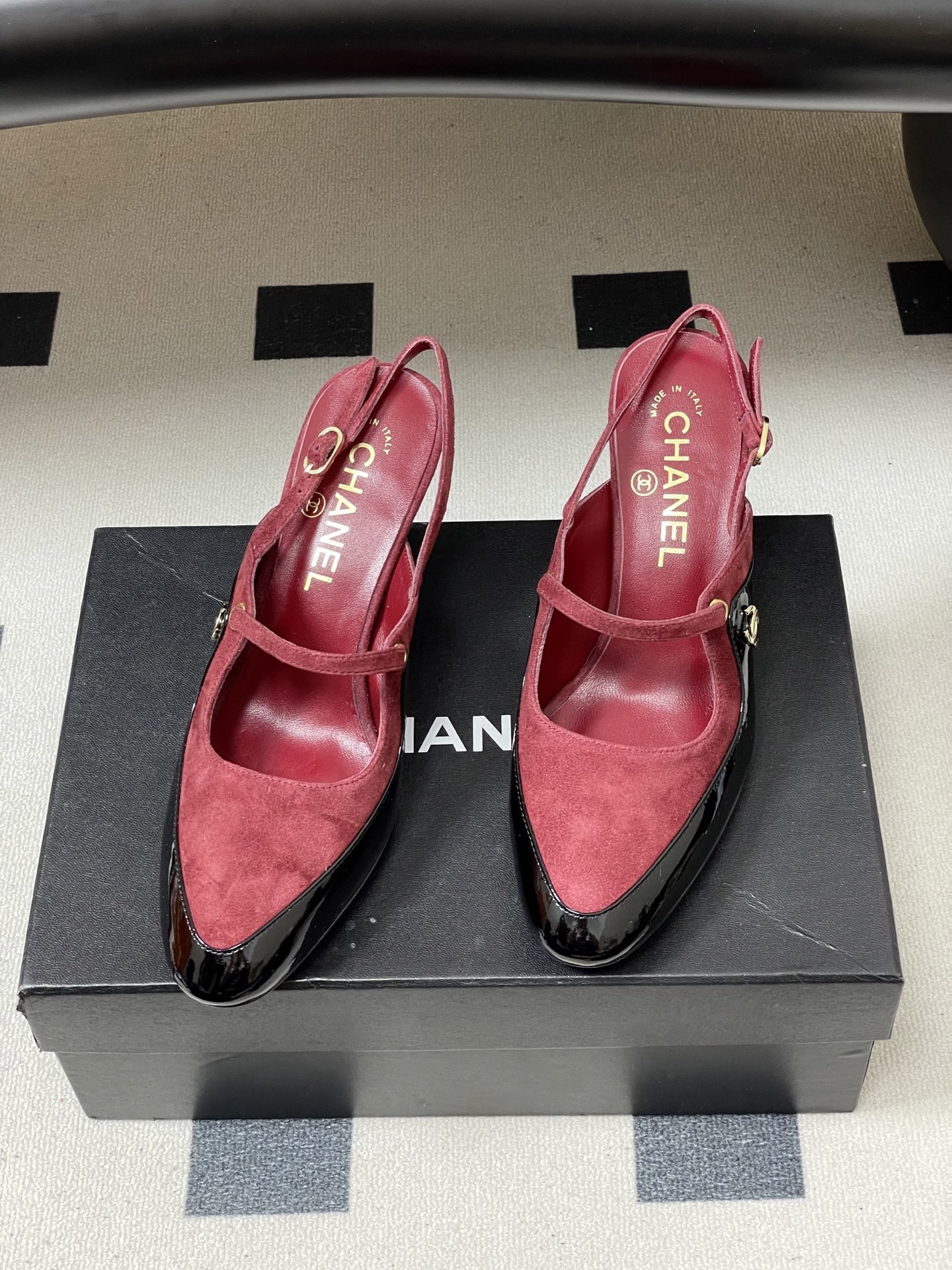 -Chanel 香奈儿2026春夏新款 小香走秀款经典双C扣后空凉鞋圆头拼色高跟凉鞋采用了经典且优雅的设