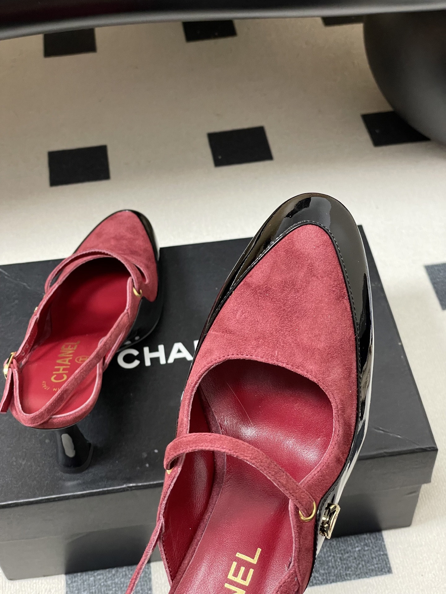 -Chanel 香奈儿2026春夏新款 小香走秀款经典双C扣后空凉鞋圆头拼色高跟凉鞋采用了经典且优雅的设