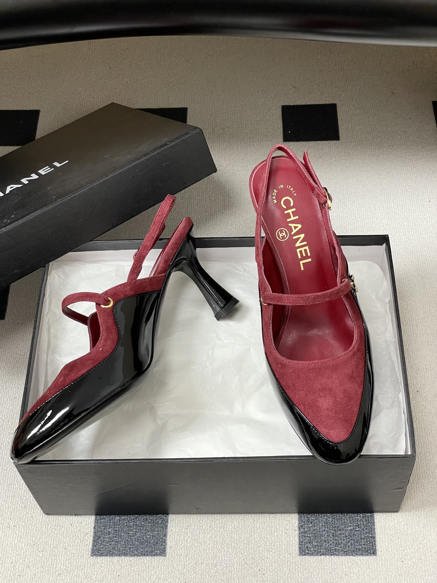 -Chanel 香奈儿2026春夏新款 小香走秀款经典双C扣后空凉鞋圆头拼色高跟凉鞋采用了经典且优雅的设