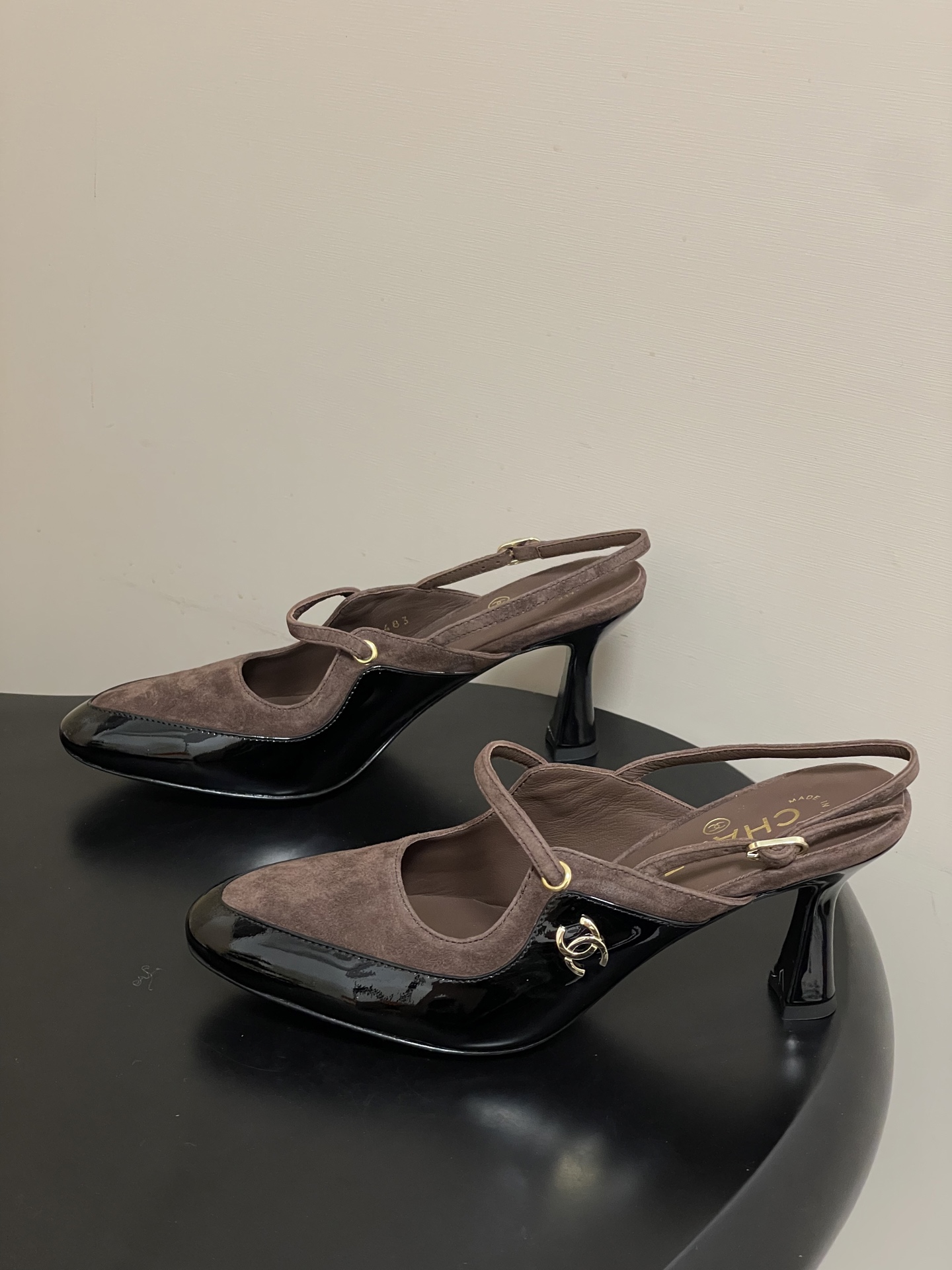 -Chanel 香奈儿2026春夏新款 小香走秀款经典双C扣后空凉鞋圆头拼色高跟凉鞋采用了经典且优雅的设