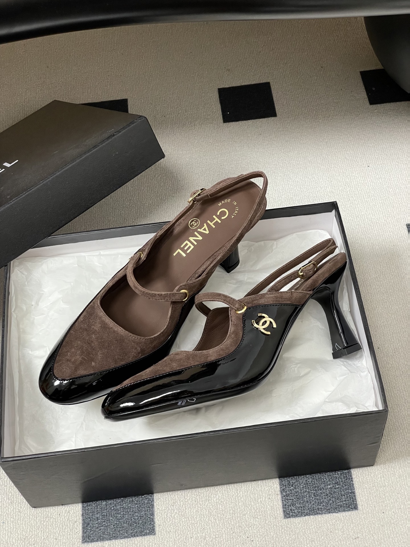 -Chanel 香奈儿2026春夏新款 小香走秀款经典双C扣后空凉鞋圆头拼色高跟凉鞋采用了经典且优雅的设