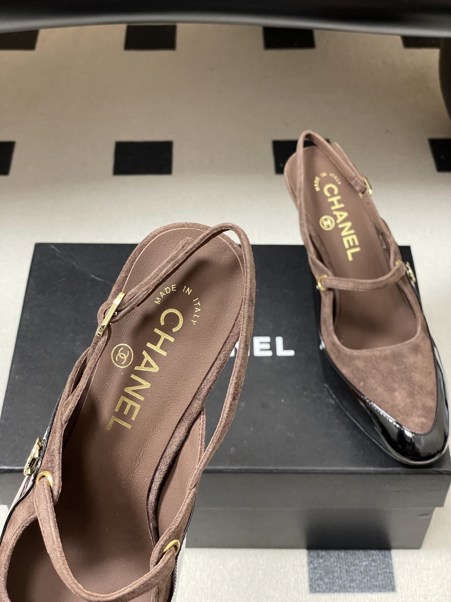 -Chanel 香奈儿2026春夏新款 小香走秀款经典双C扣后空凉鞋圆头拼色高跟凉鞋采用了经典且优雅的设