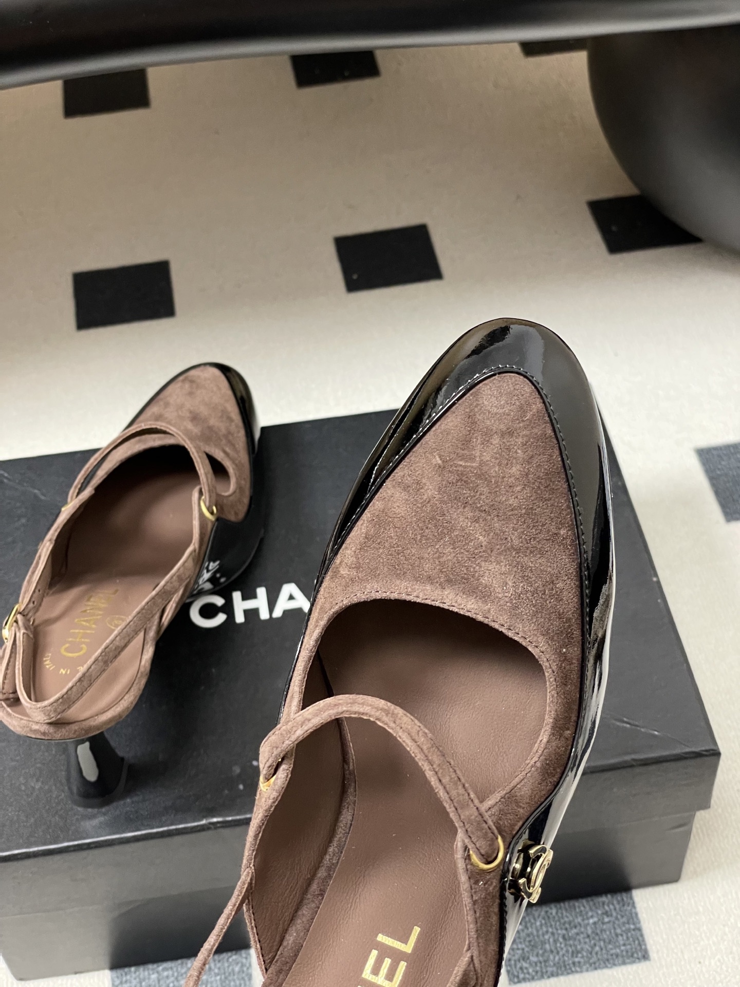 -Chanel 香奈儿2026春夏新款 小香走秀款经典双C扣后空凉鞋圆头拼色高跟凉鞋采用了经典且优雅的设