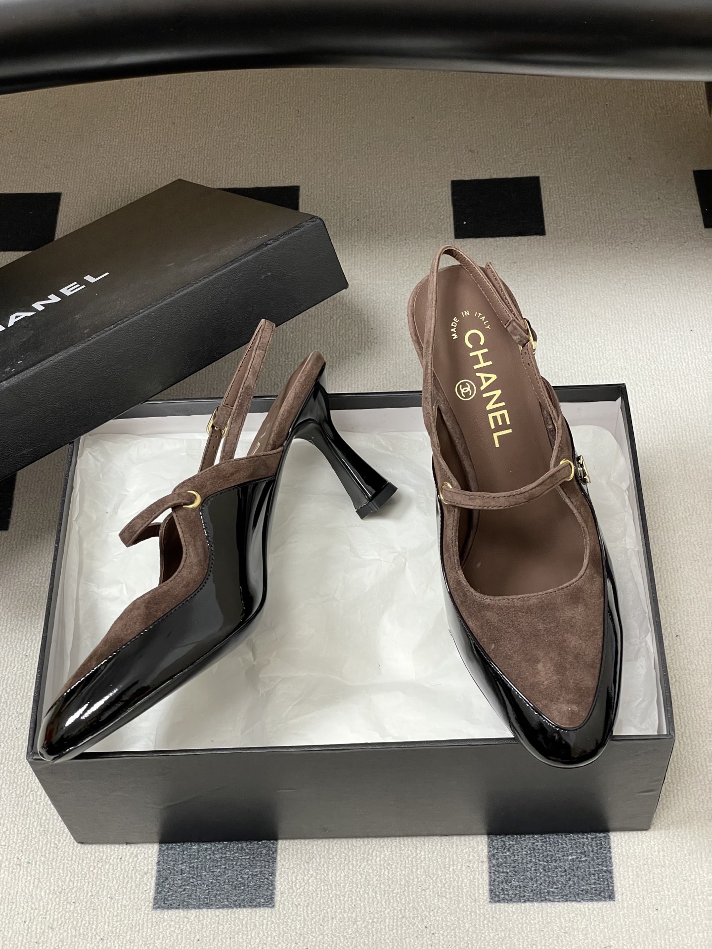 -Chanel 香奈儿2026春夏新款 小香走秀款经典双C扣后空凉鞋圆头拼色高跟凉鞋采用了经典且优雅的设