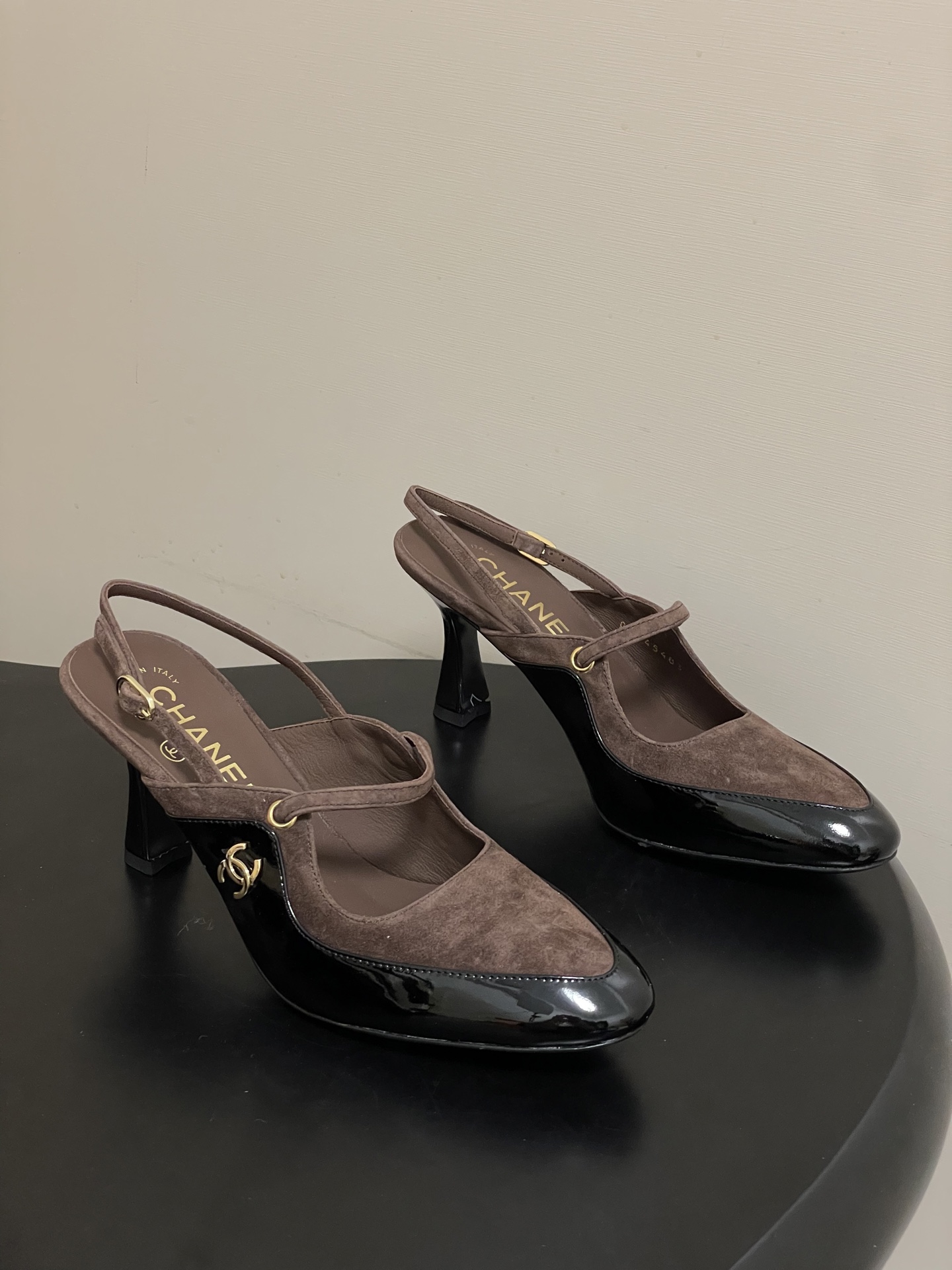 -Chanel 香奈儿2026春夏新款 小香走秀款经典双C扣后空凉鞋圆头拼色高跟凉鞋采用了经典且优雅的设