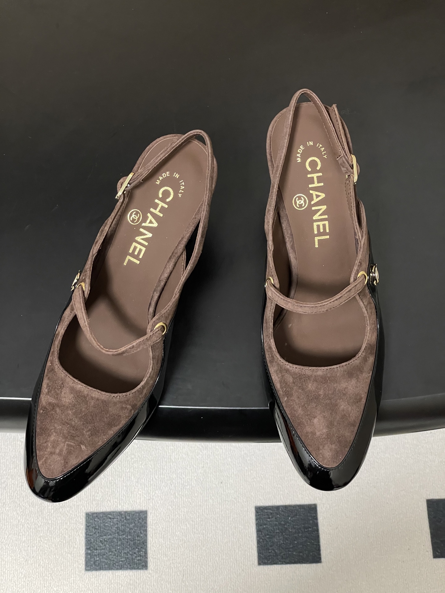 -Chanel 香奈儿2026春夏新款 小香走秀款经典双C扣后空凉鞋圆头拼色高跟凉鞋采用了经典且优雅的设