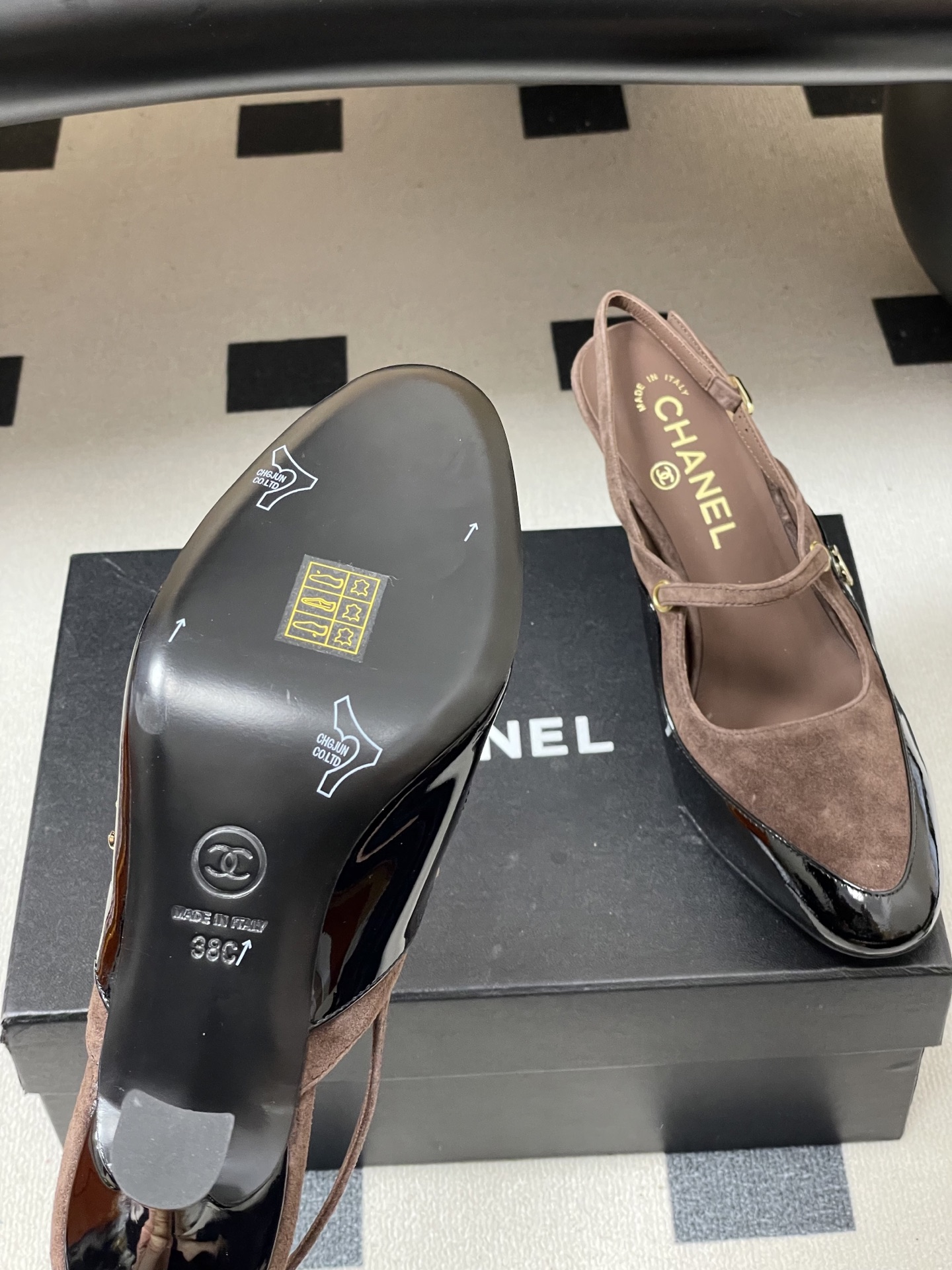 -Chanel 香奈儿2026春夏新款 小香走秀款经典双C扣后空凉鞋圆头拼色高跟凉鞋采用了经典且优雅的设