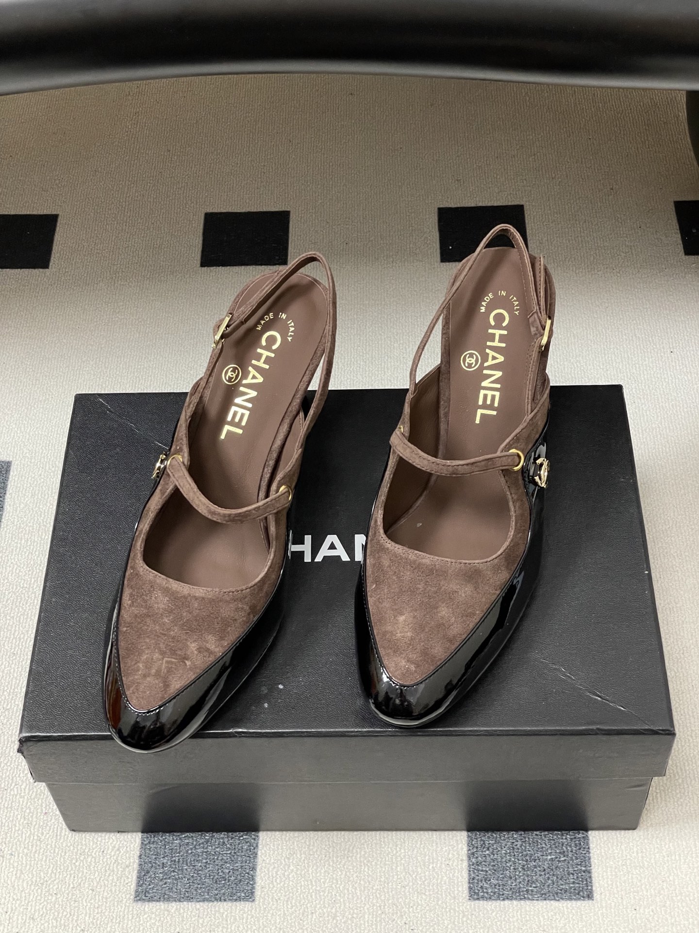 -Chanel 香奈儿2026春夏新款 小香走秀款经典双C扣后空凉鞋圆头拼色高跟凉鞋采用了经典且优雅的设