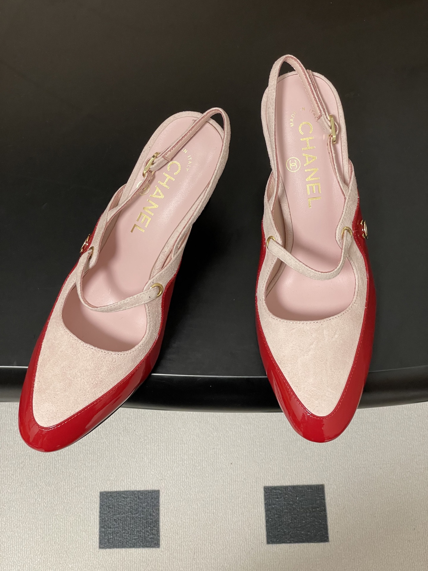 -Chanel 香奈儿2026春夏新款 小香走秀款经典双C扣后空凉鞋圆头拼色高跟凉鞋采用了经典且优雅的设