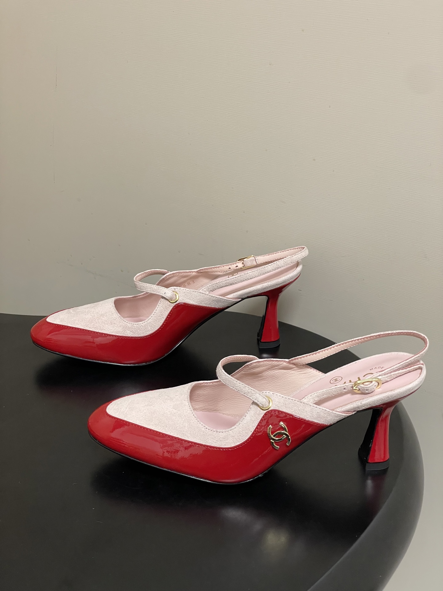 -Chanel 香奈儿2026春夏新款 小香走秀款经典双C扣后空凉鞋圆头拼色高跟凉鞋采用了经典且优雅的设