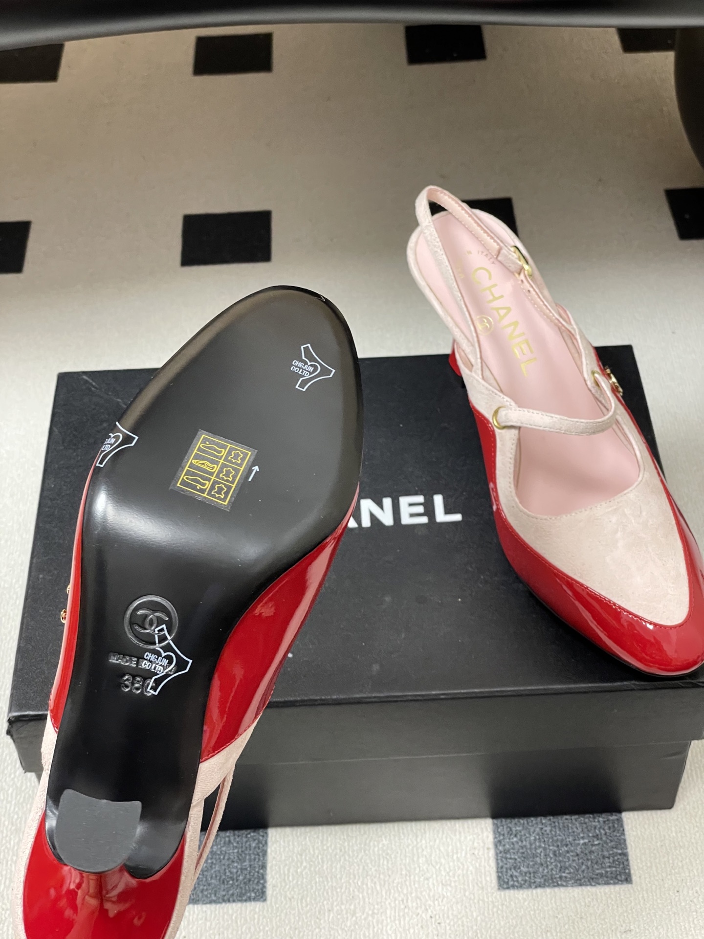 -Chanel 香奈儿2026春夏新款 小香走秀款经典双C扣后空凉鞋圆头拼色高跟凉鞋采用了经典且优雅的设