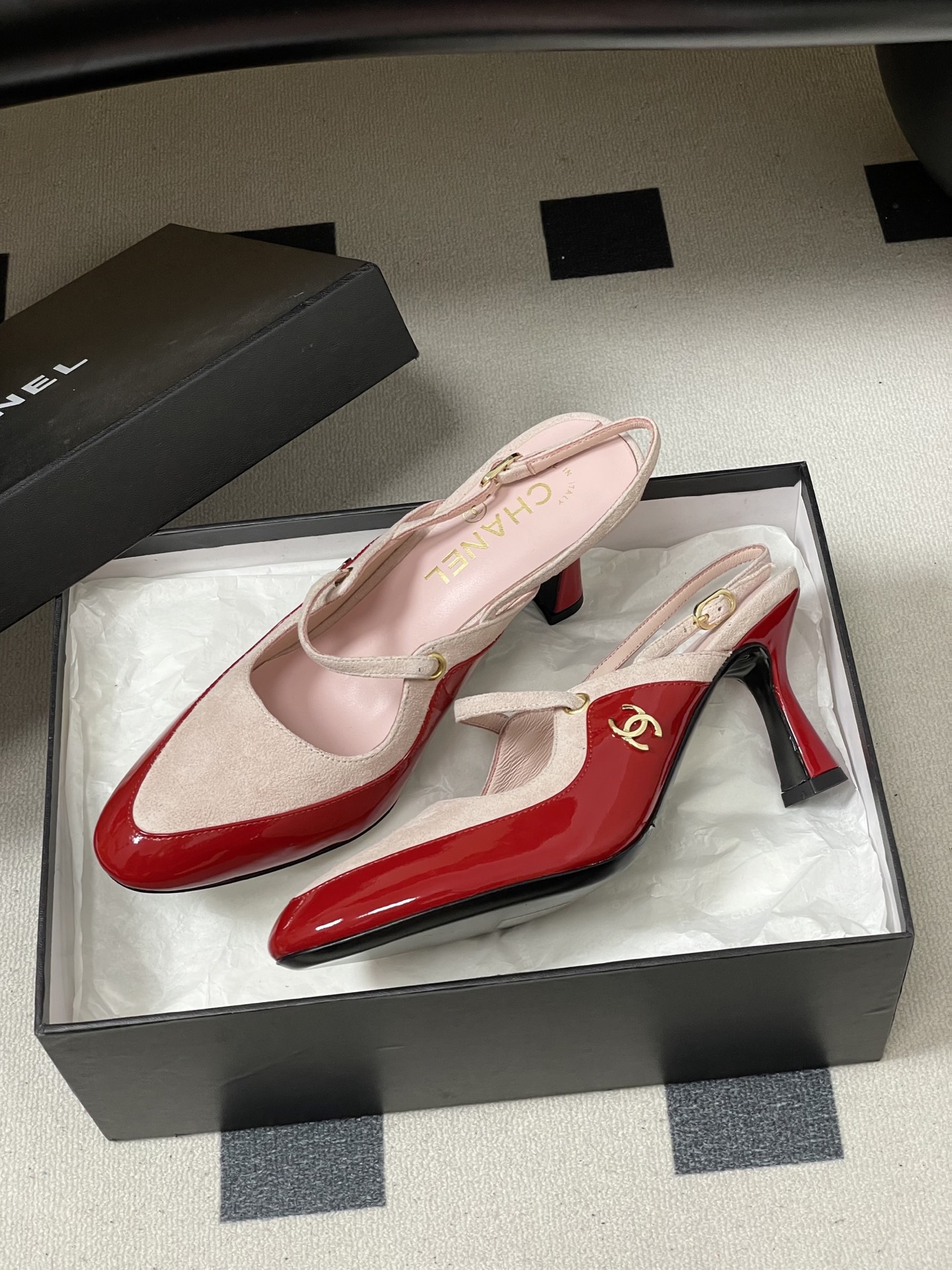 -Chanel 香奈儿2026春夏新款 小香走秀款经典双C扣后空凉鞋圆头拼色高跟凉鞋采用了经典且优雅的设