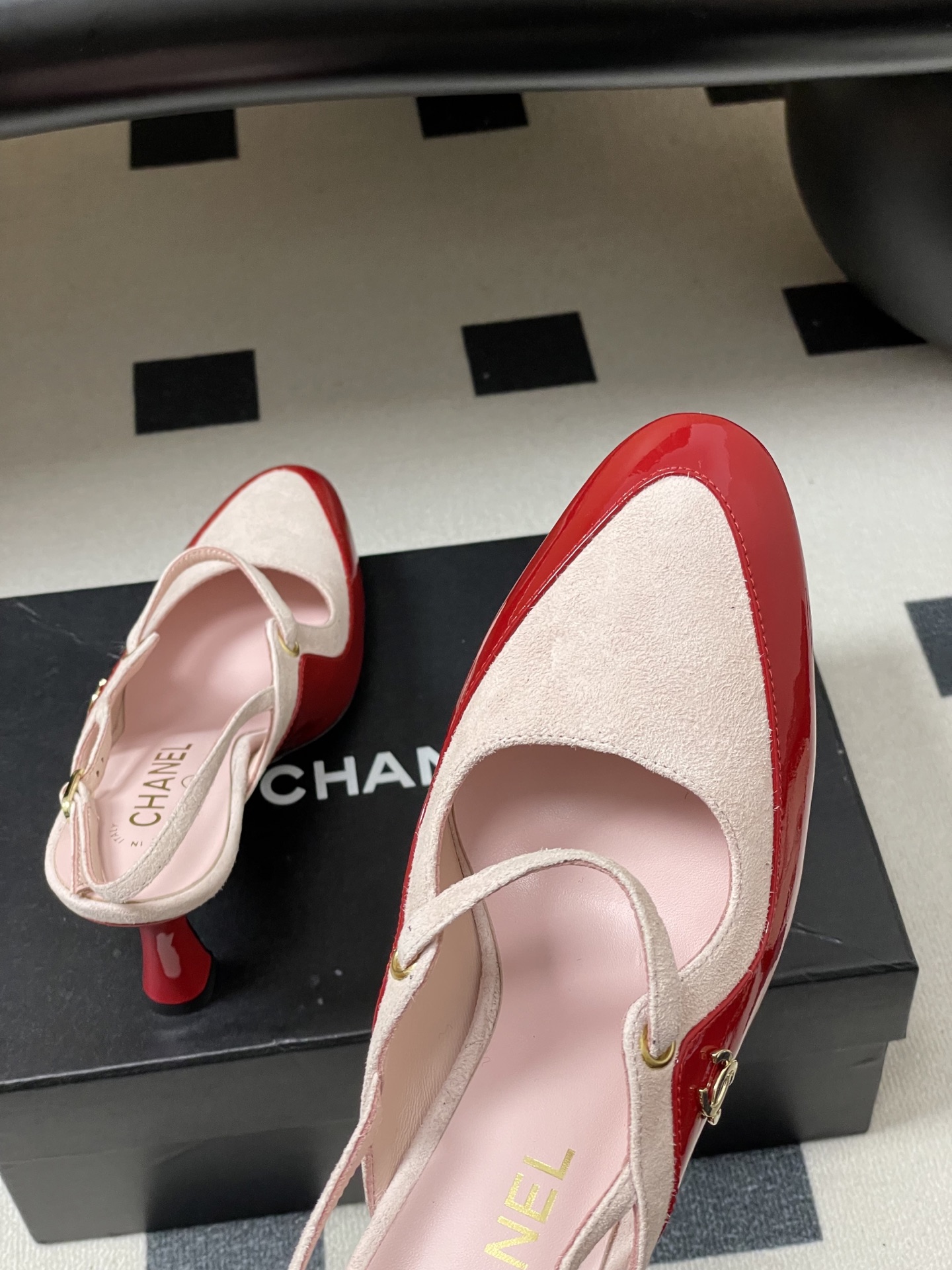 -Chanel 香奈儿2026春夏新款 小香走秀款经典双C扣后空凉鞋圆头拼色高跟凉鞋采用了经典且优雅的设