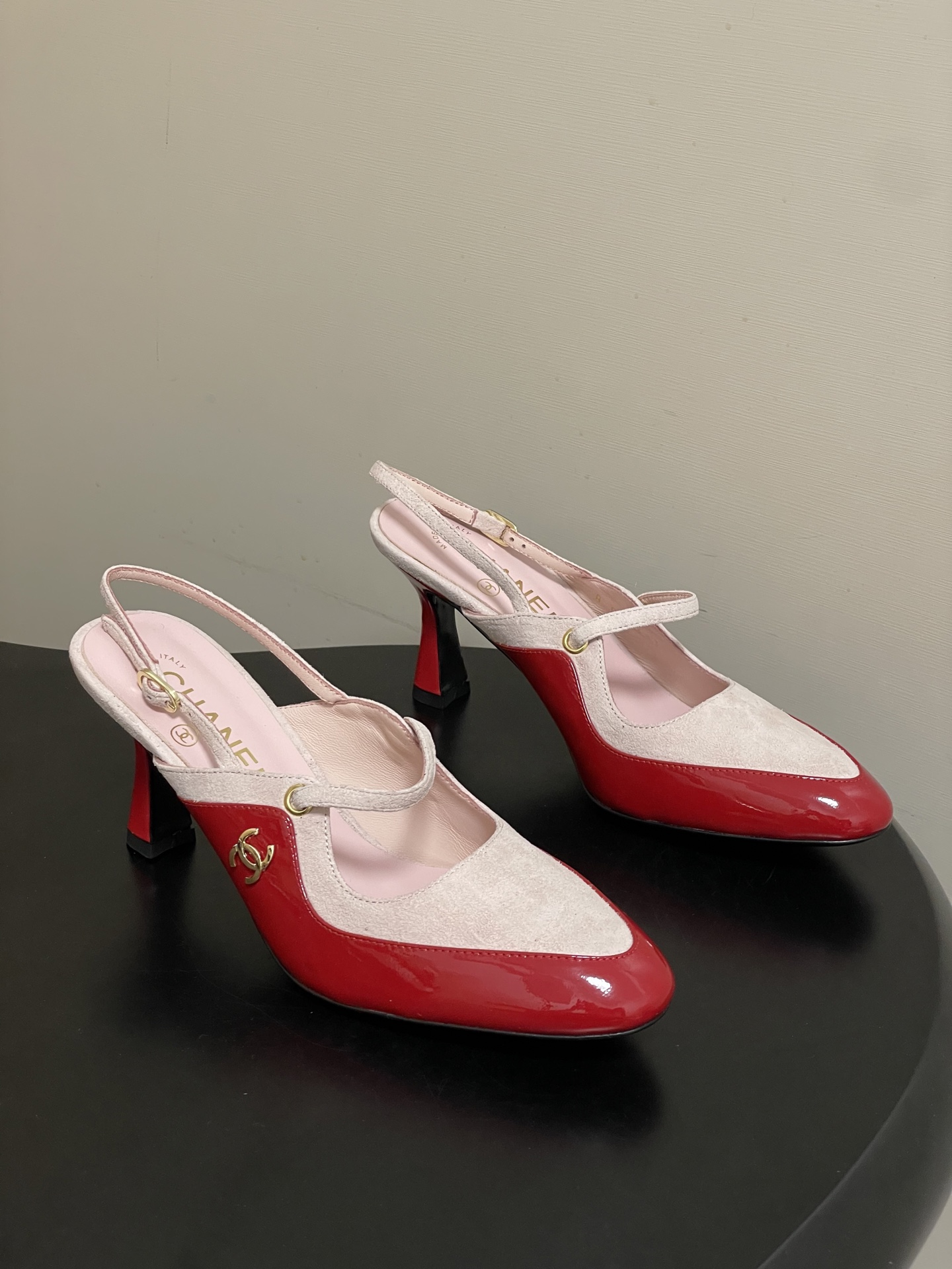 -Chanel 香奈儿2026春夏新款 小香走秀款经典双C扣后空凉鞋圆头拼色高跟凉鞋采用了经典且优雅的设