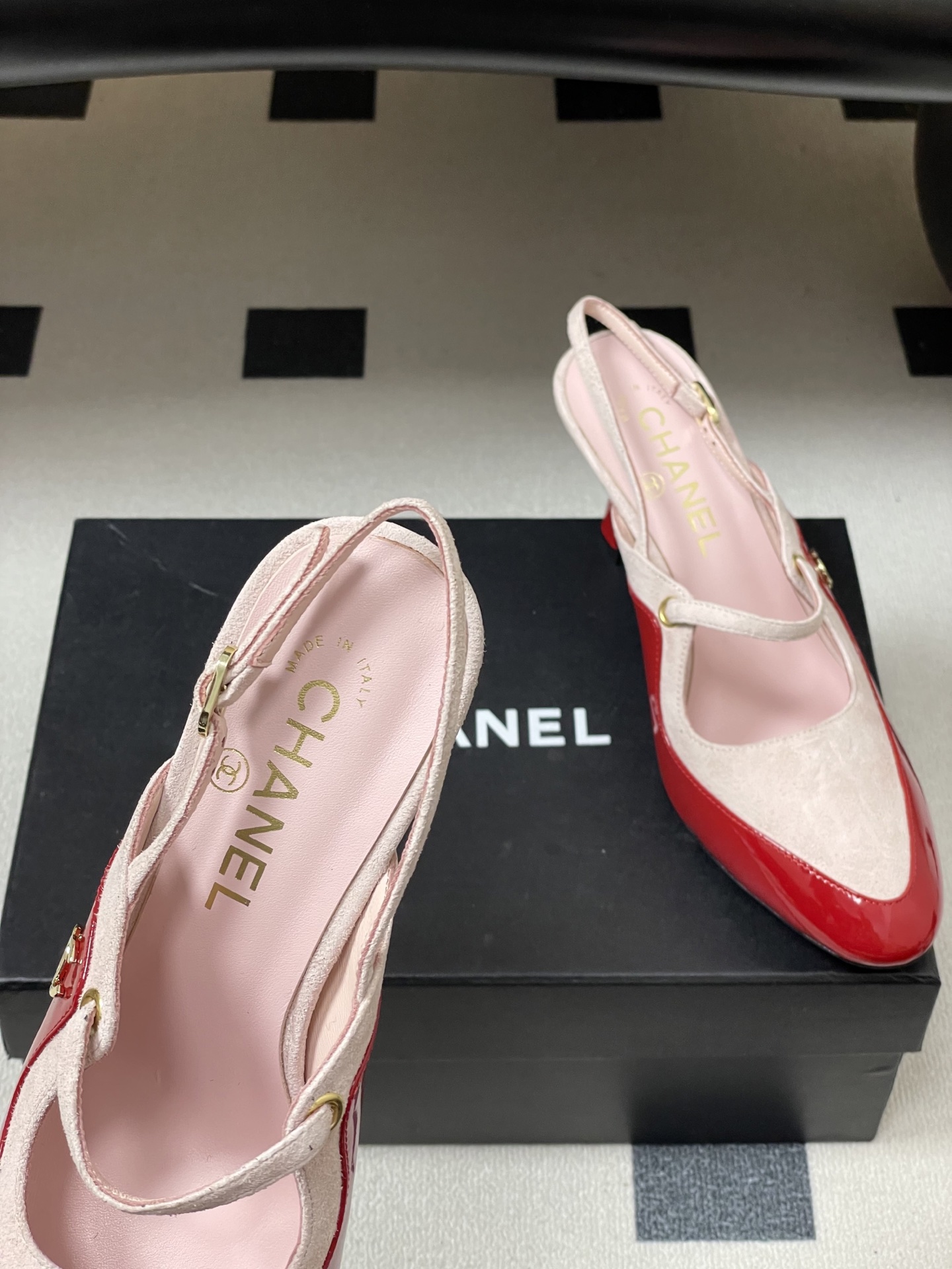 -Chanel 香奈儿2026春夏新款 小香走秀款经典双C扣后空凉鞋圆头拼色高跟凉鞋采用了经典且优雅的设