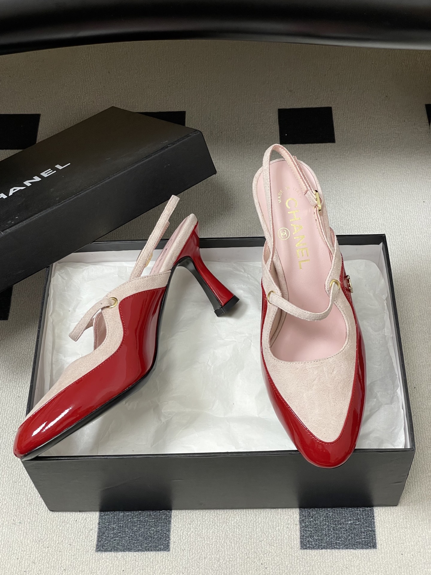 -Chanel 香奈儿2026春夏新款 小香走秀款经典双C扣后空凉鞋圆头拼色高跟凉鞋采用了经典且优雅的设