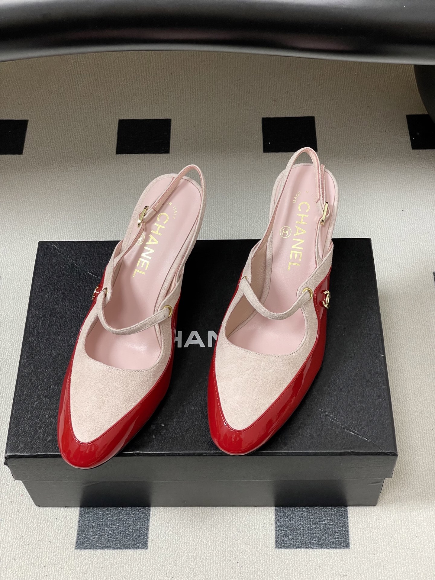 -Chanel 香奈儿2026春夏新款 小香走秀款经典双C扣后空凉鞋圆头拼色高跟凉鞋采用了经典且优雅的设