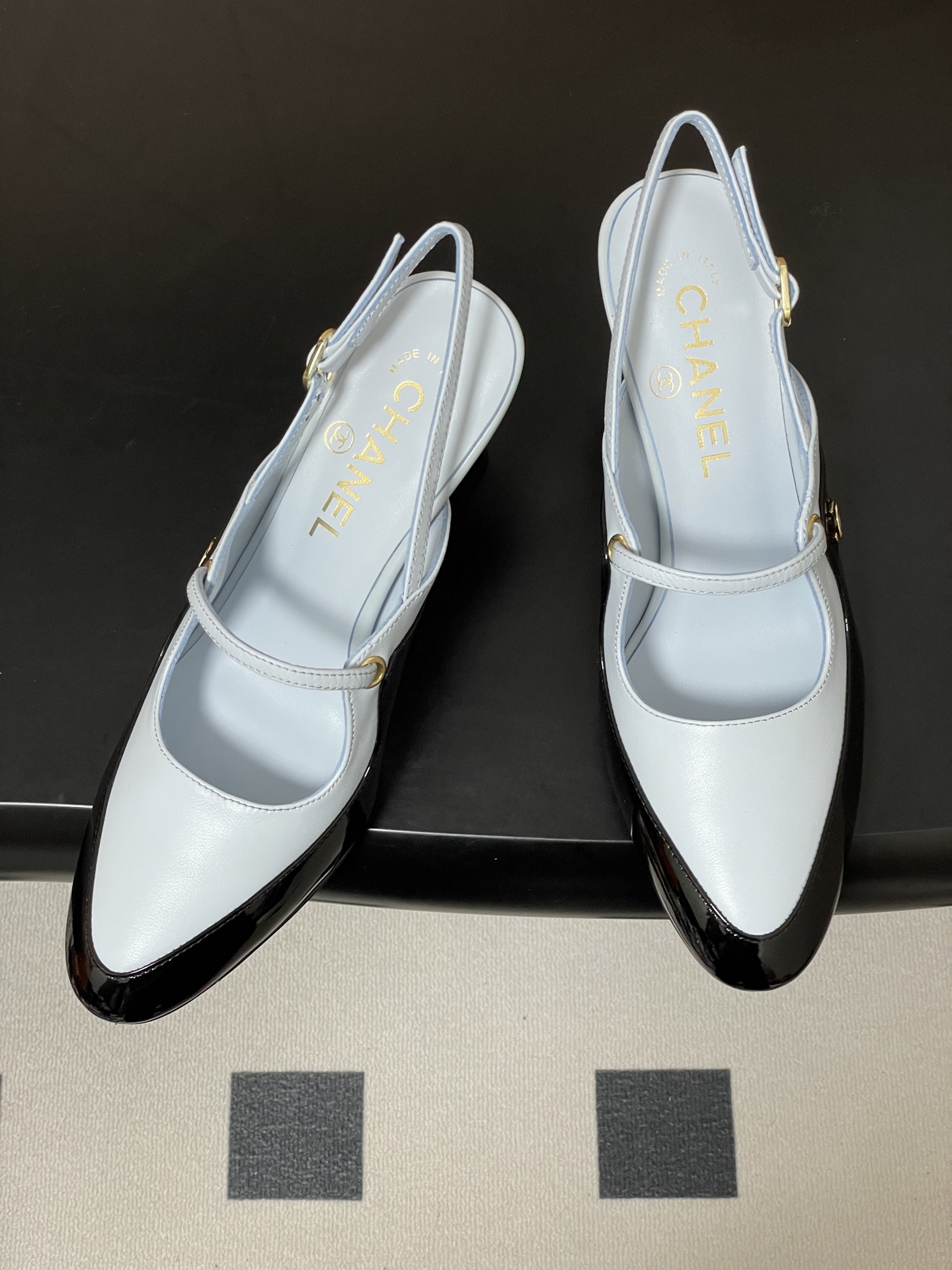 -Chanel 香奈儿2026春夏新款 小香走秀款经典双C扣后空凉鞋圆头拼色高跟凉鞋采用了经典且优雅的设