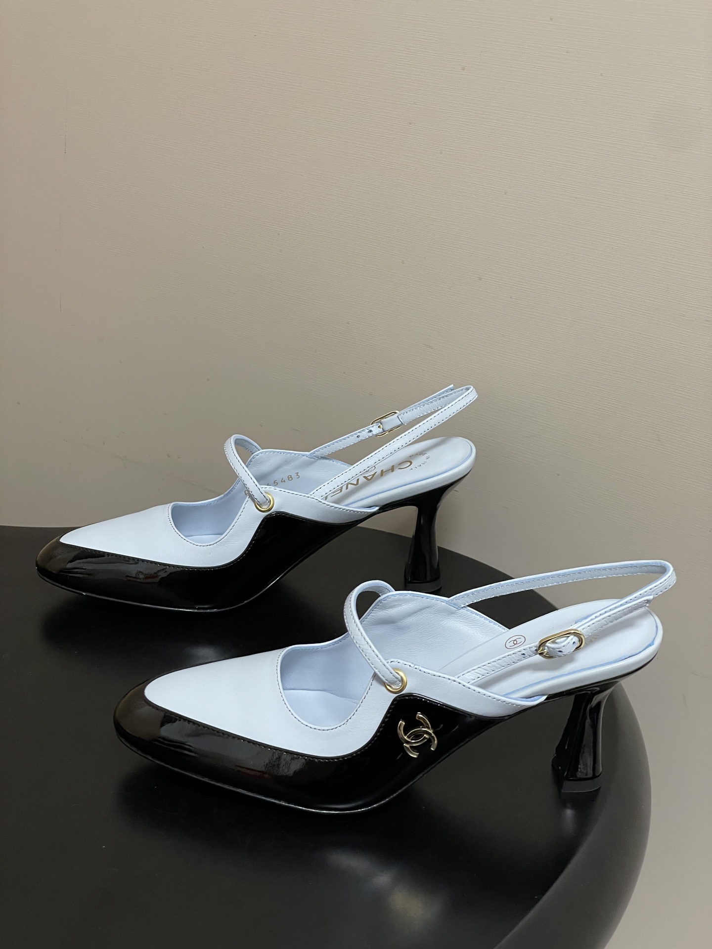 -Chanel 香奈儿2026春夏新款 小香走秀款经典双C扣后空凉鞋圆头拼色高跟凉鞋采用了经典且优雅的设