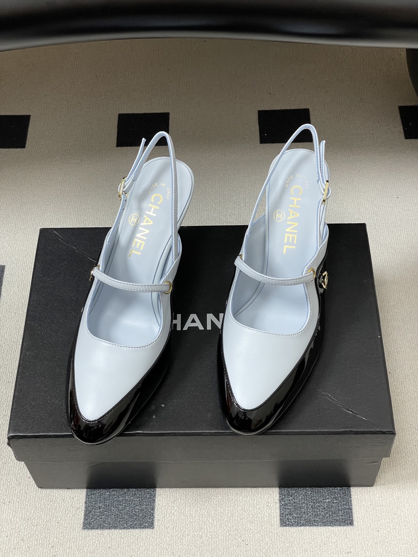 -Chanel 香奈儿2026春夏新款 小香走秀款经典双C扣后空凉鞋圆头拼色高跟凉鞋采用了经典且优雅的设