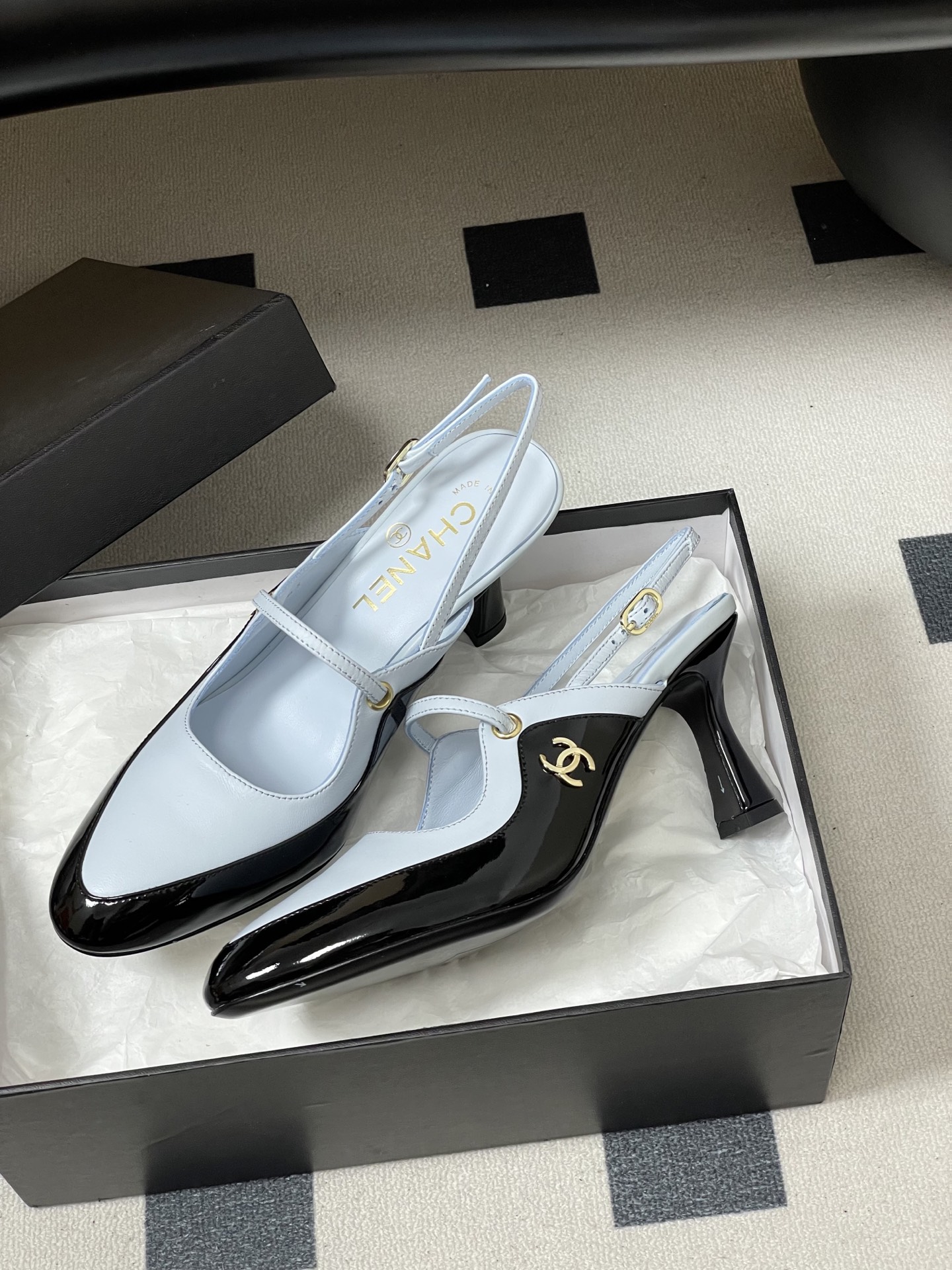 -Chanel 香奈儿2026春夏新款 小香走秀款经典双C扣后空凉鞋圆头拼色高跟凉鞋采用了经典且优雅的设