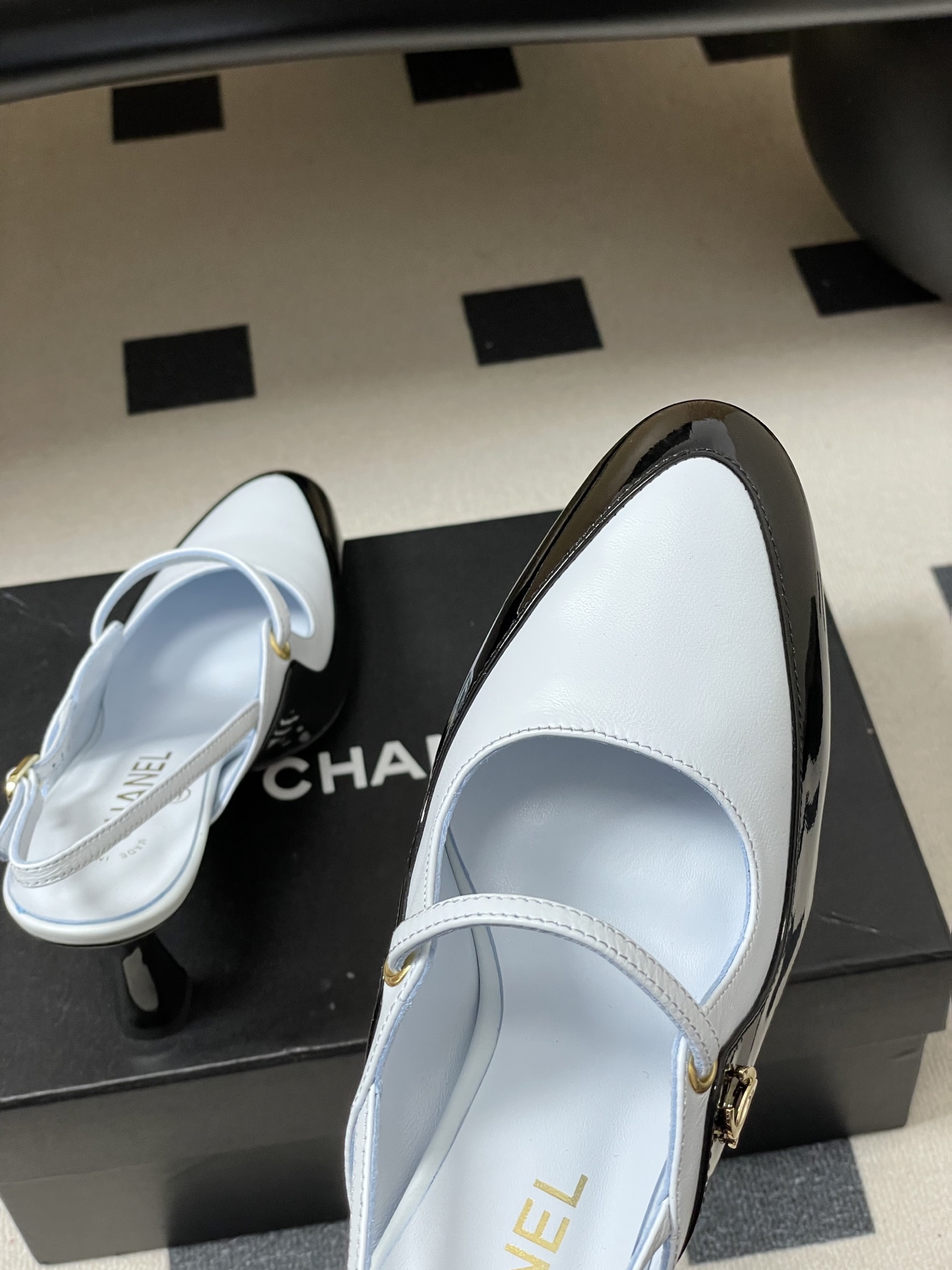 -Chanel 香奈儿2026春夏新款 小香走秀款经典双C扣后空凉鞋圆头拼色高跟凉鞋采用了经典且优雅的设